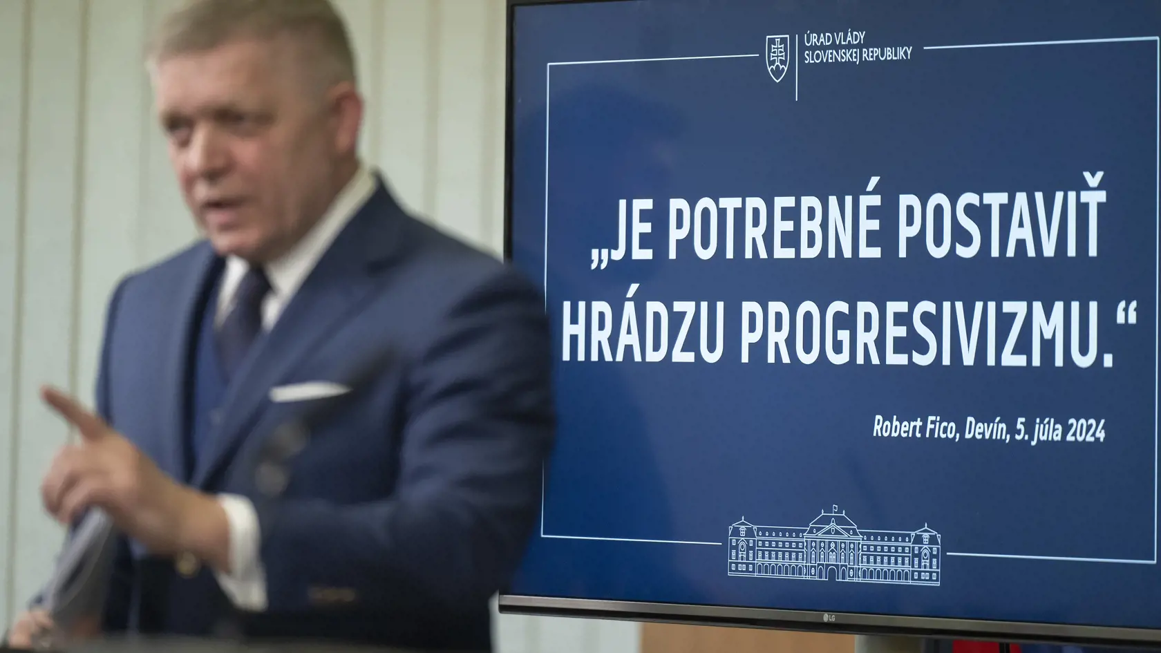 Na snímke premiér SR Robert Fico (Smer-SD) gestikuluje počas tlačovej konferencie na tému  Ústavná hrádza proti progresivizmu v Bratislave v pondelok 27. januára 2025. FOTO TASR - Martin Baumann