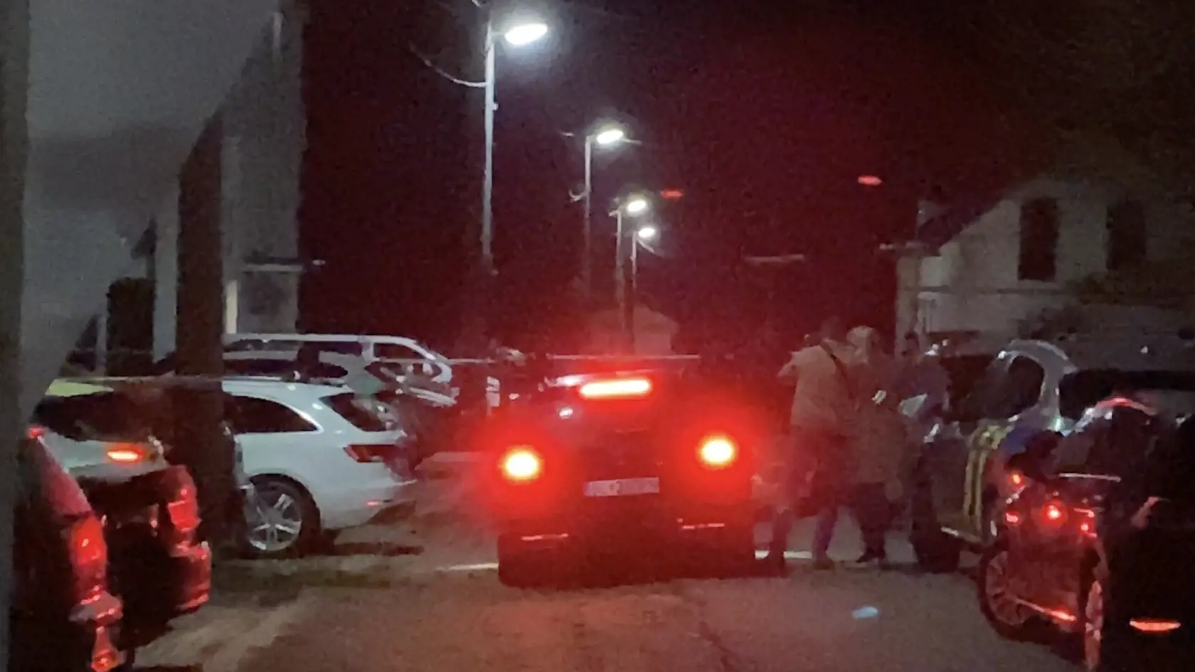 Ulica hrôzy. V Rokytove pri Bardejove, v prvom bytovom dome vľavo na fotografii, na prízemí, policajt zastrelil iba mesačné bábätko a potom zbraň obrátil proti sebe.