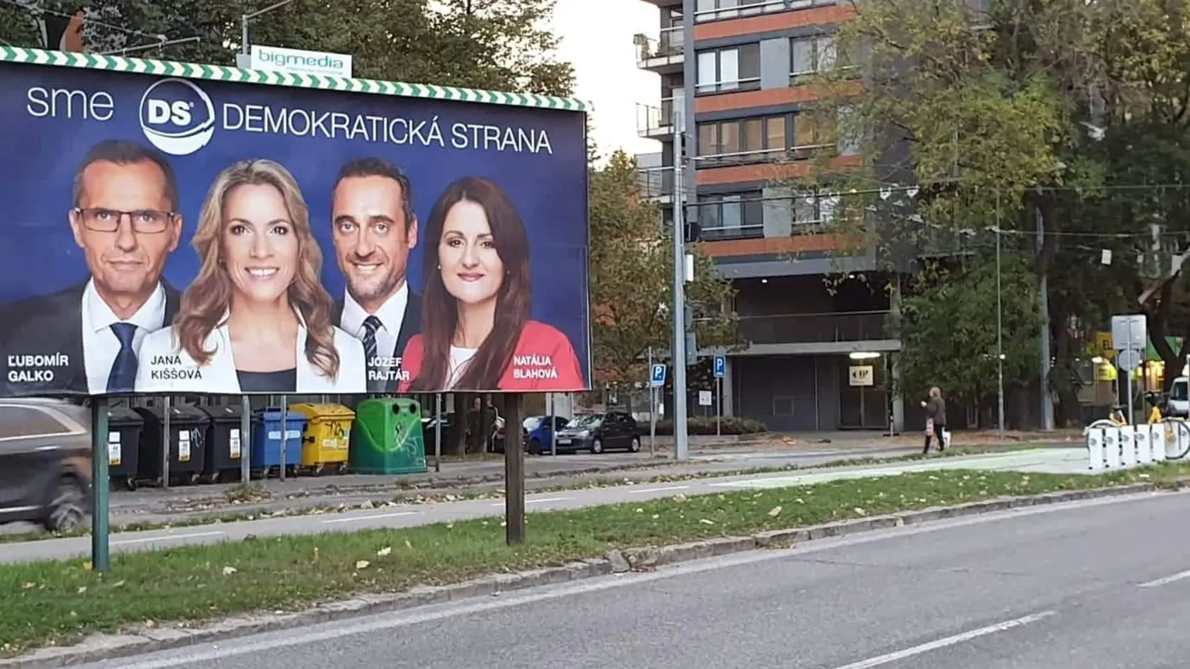 Bilbord propaguje Ľubomíra Galka, Janu Kiššovú, Jozefa Rajtára a Natáliu Blahovú, ktorí odišli z SaS do Demokratickej strany.