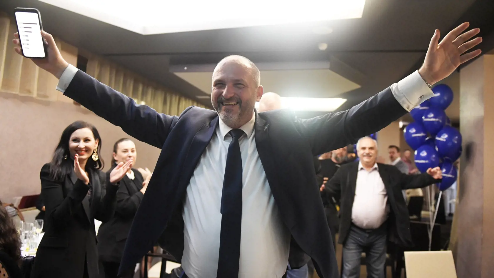 Porovnanie mesačných platov niektorých politikov: Primátor Košíc Jaroslav Polaček: Celkový hrubý príjem – 7 394 eur. Z toho primátorský plat – 6 748 eur (minimálny zákonný plat 4 820 eur bol navýšený o 40 %), odmena poslanca kraja – 646 eur mesačne (ako primátor len vo výške minimálnej mzdy).