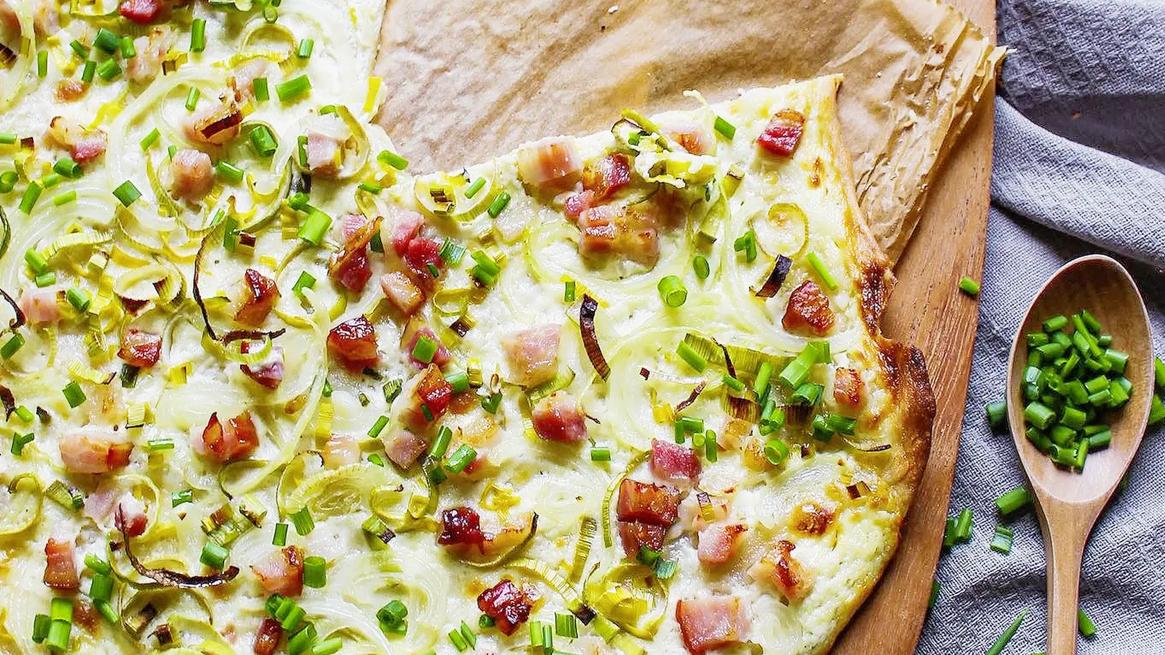 Nemecký flammkuchen so slaninkou a pórom.