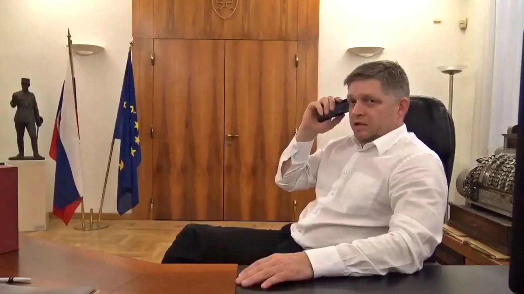 Premiér Fico neváhal a telefonoval šéfovi poisťovne Kočanovi. Telefonát si vypočulo a pozrelo celé Slovensko.