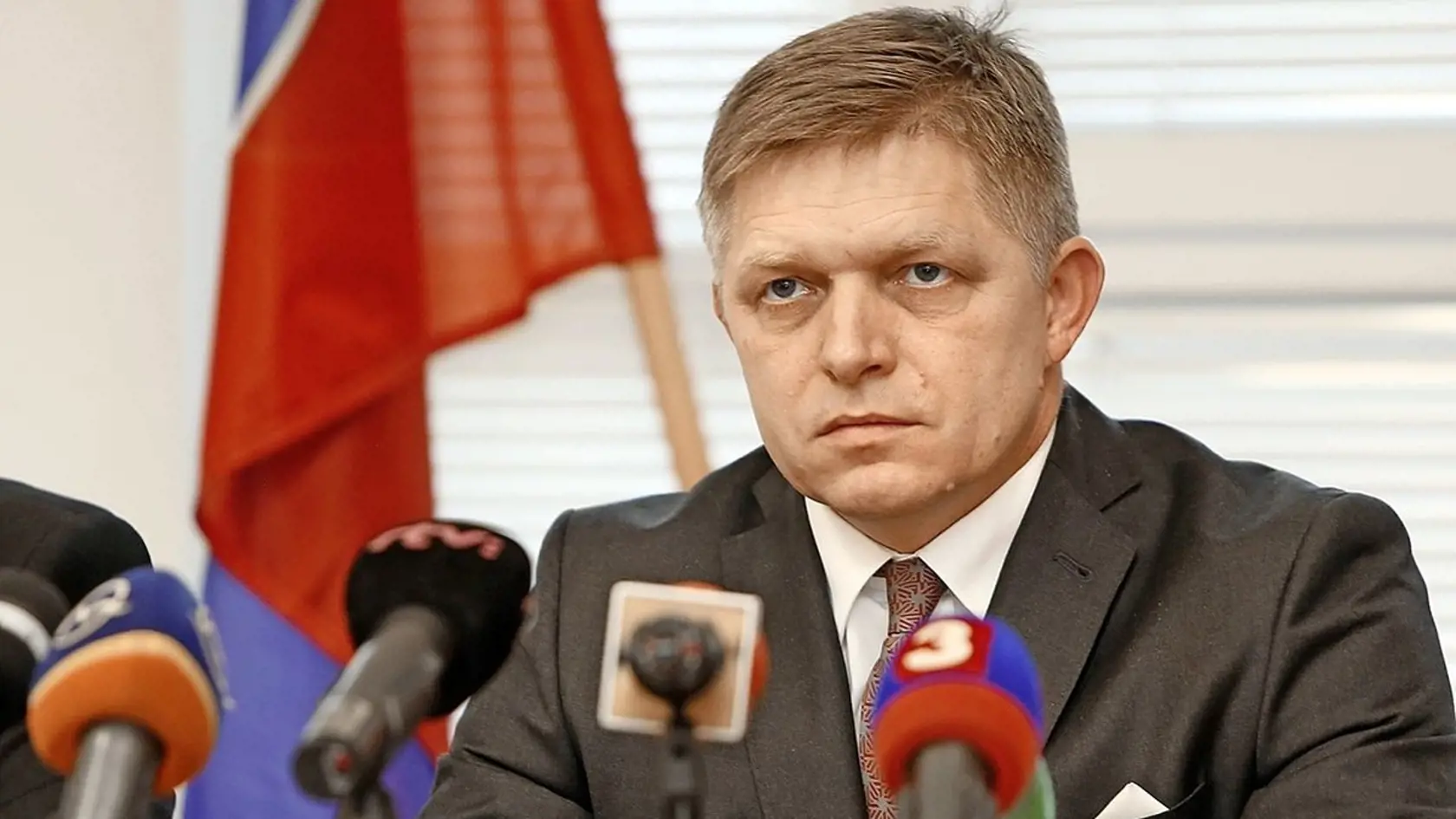 „Špinavé protislovenské prostitútky,“ zúril premiér na novinárov, ktorí o kauze písali.