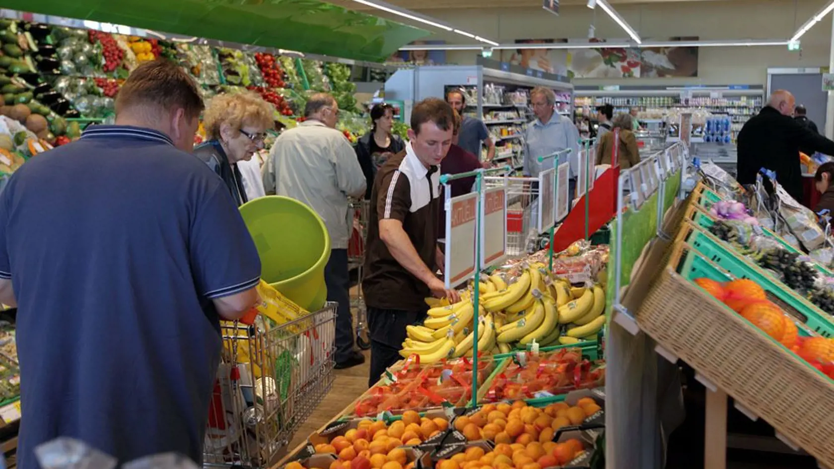 V obchodoch dnes nájdeme široký sortiment ovocia a zeleniny počas celého roka. Mandarínky a banány by sme však mali v zime zo svojich jedálničkov vyškrtnúť.