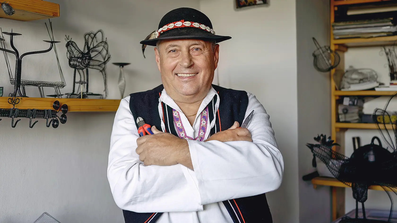 ŠTEFAN SMRŽÍK kombinuje techniky drotárstva a kováčstva, čím vytvára jedinečné úžitkové a umelecké predmety.
