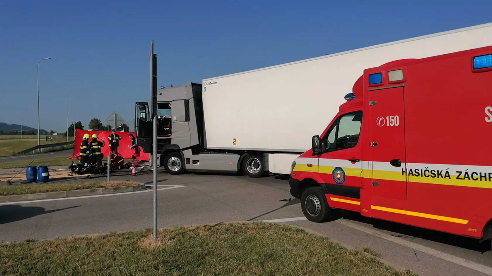 Zrážka motorky s kamiónom si vyžiadala ľudský život.