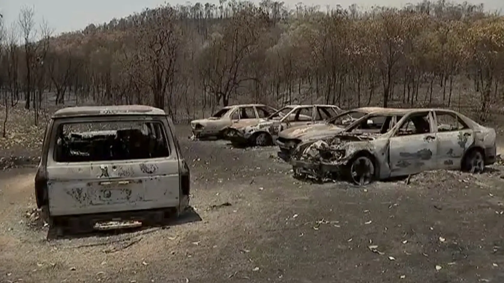 KK8 Yeppoon - Na videosnímke zhorené autá po lesných požiaroch v Yeppoone v austrálskom štáte Queensland 13. novembra 2019. V austrálskych štátoch Nový Južný Wales (NSW) a Queensland horí približne 130 požiarov, z ktorých najmenej polovica nie je pod kontrolou. FOTO TASR/AP
This image made from video shows destroyed cars after wildfires in Yeppoon, Queensland state, Australia, Wednesday, Nov. 13, 2019. In Queensland, more than 70 wildfires were burning across the state.(Australian Broadcasting C