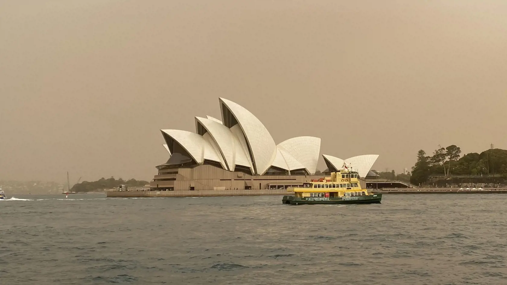KK39 Sydney - Na snímke budova opery je zahalená v dyme z lesných požiarov v Sydney v utorok 12. novembra 2019.  Austrálsky štát Nový Južný Wales (NSW), kde sa nachádza aj najľudnatejšie mesto krajiny Sydney, vyhlásil v pondelok v súvislosti s očakávanými katastrofickými požiarnymi stav núdze, ktorý bude platiť sedem dní. FOTO TASR/AP
Sydney Opera House is backdropped by haze from wildfires near the city, in Sydney, Australia, Tuesday Nov. 12, 2019.   Authorities have declared a state of emergen