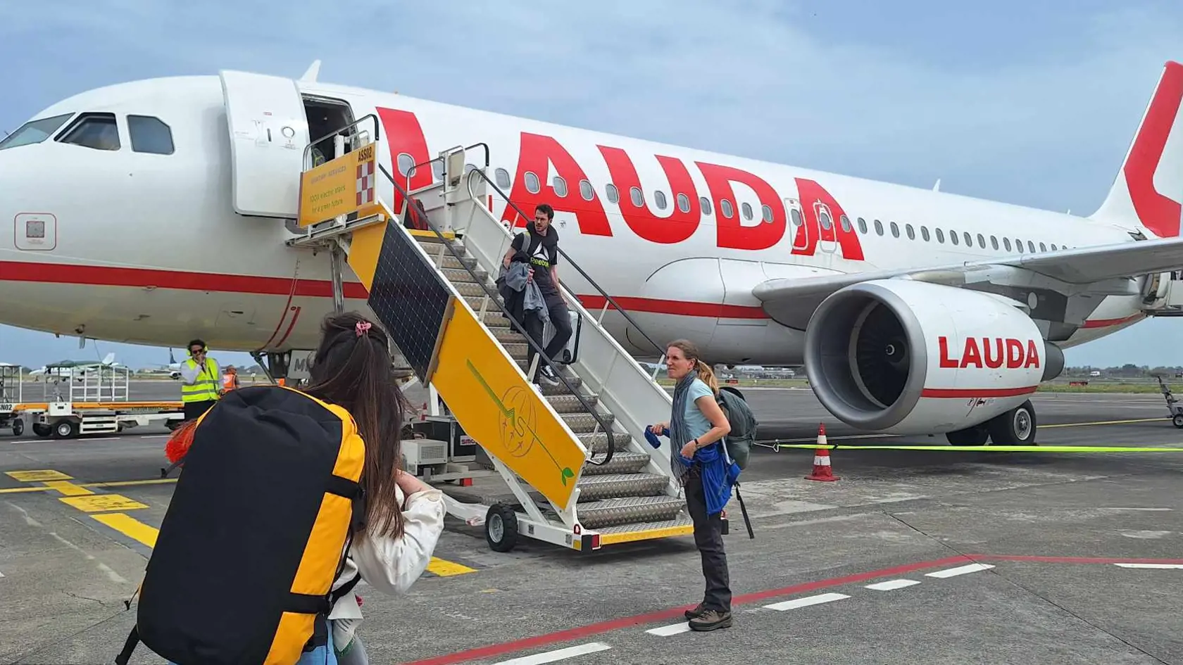 Právo na kompenzáciu podľa uvedeného zdroja vzniká aj v prípade, keď vinou leteckej spoločnosti cestujúci zmešká nadväzný let a tým aj prílet do cieľovej destinácie s omeškaním dlhším ako 3 hodiny. Výška finančnej kompenzácie, pripomína portál meskanieletu.sk, sa odvíja od vzdialenosti medzi miestom odletu a príletu. Pri lete do 1 500 kilometrov je odškodné 250 eur, od 1 500 do 3 500 kilometrov je to 450 eur a pri lete nad 3 500 kilometrov ide o sumu 600 eur.