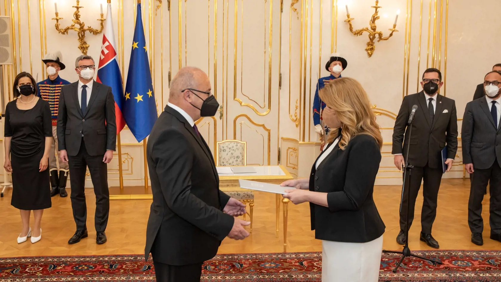 Na snímke je vymenovanie predsedu Najvyššieho správneho súdu SR Pavla Naďa  prezidentkou SR Zuzanou Čaputovou.