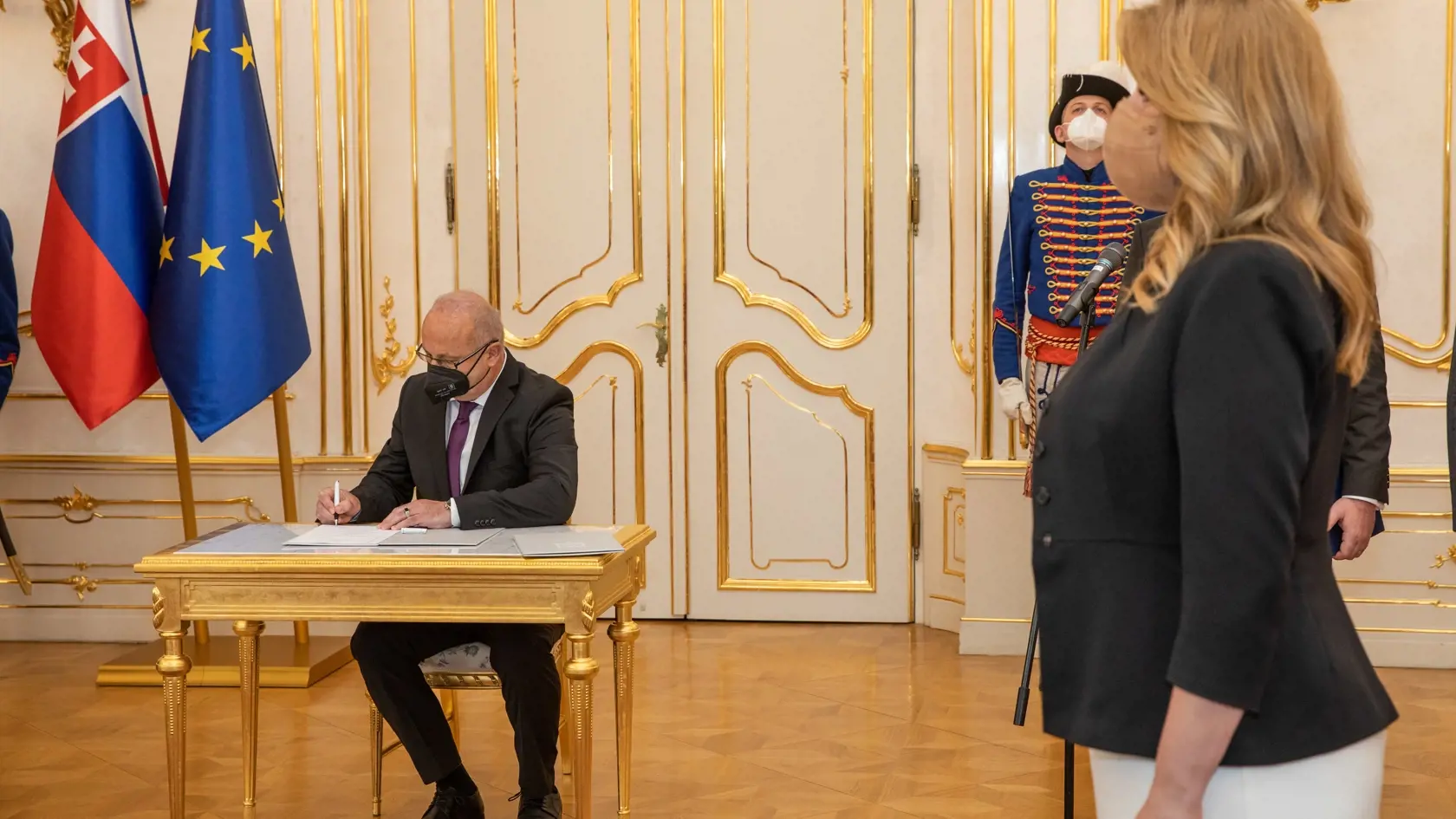 Na snímke je vymenovanie predsedu Najvyššieho správneho súdu SR Pavla Naďa  prezidentkou SR Zuzanou Čaputovou.