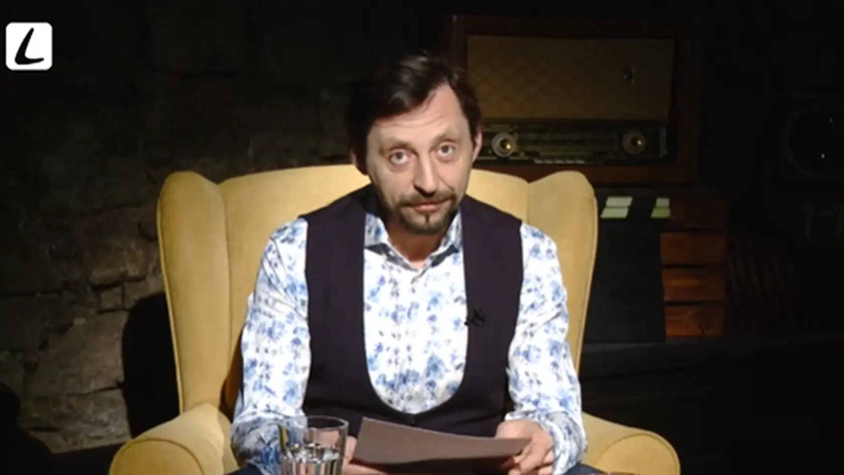 Lukáš Latinák v jeho relácii Pod javiskom na TV Lux.