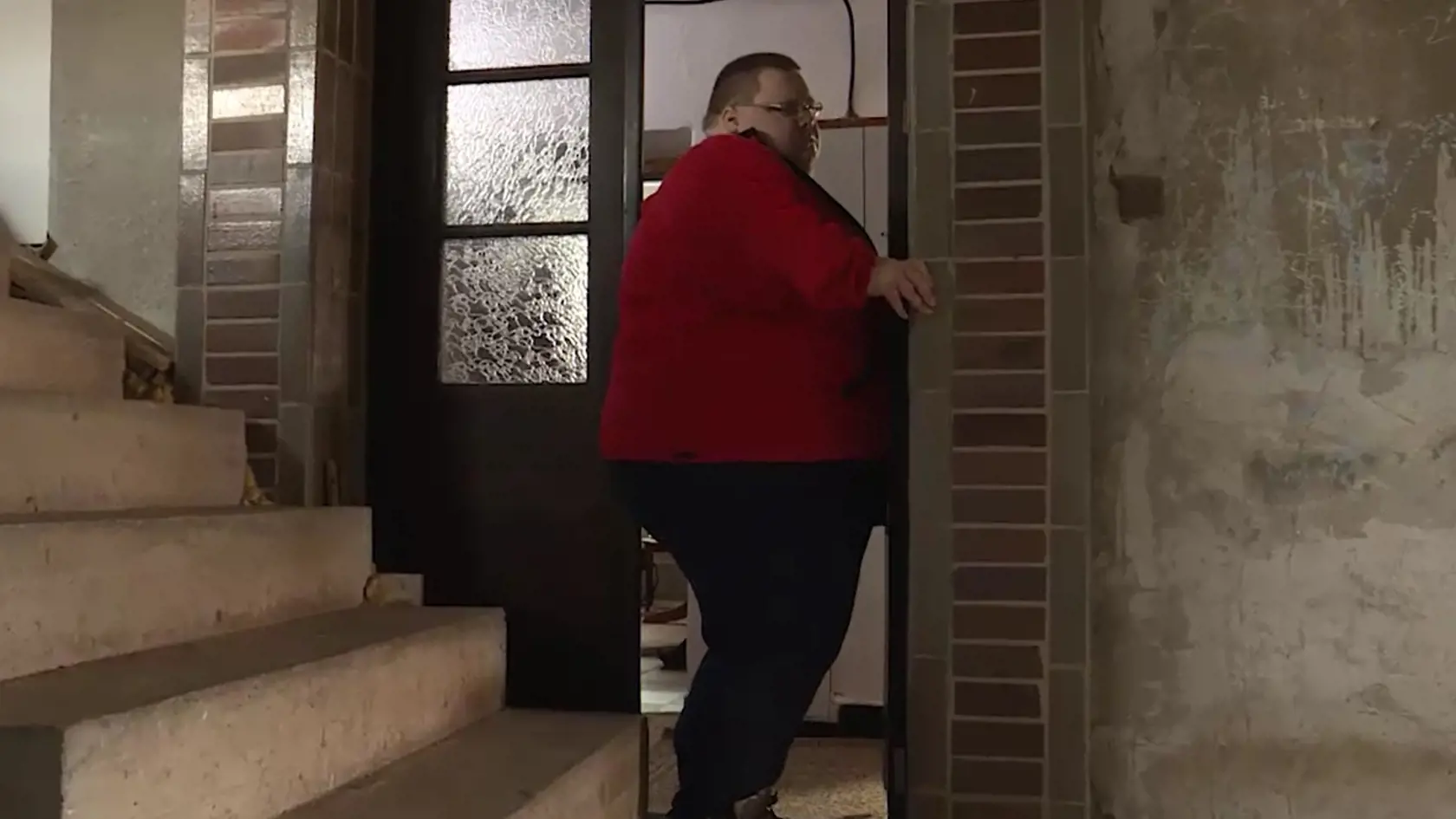 Podnikateľovi robilo problém aj prejsť cez dvere.