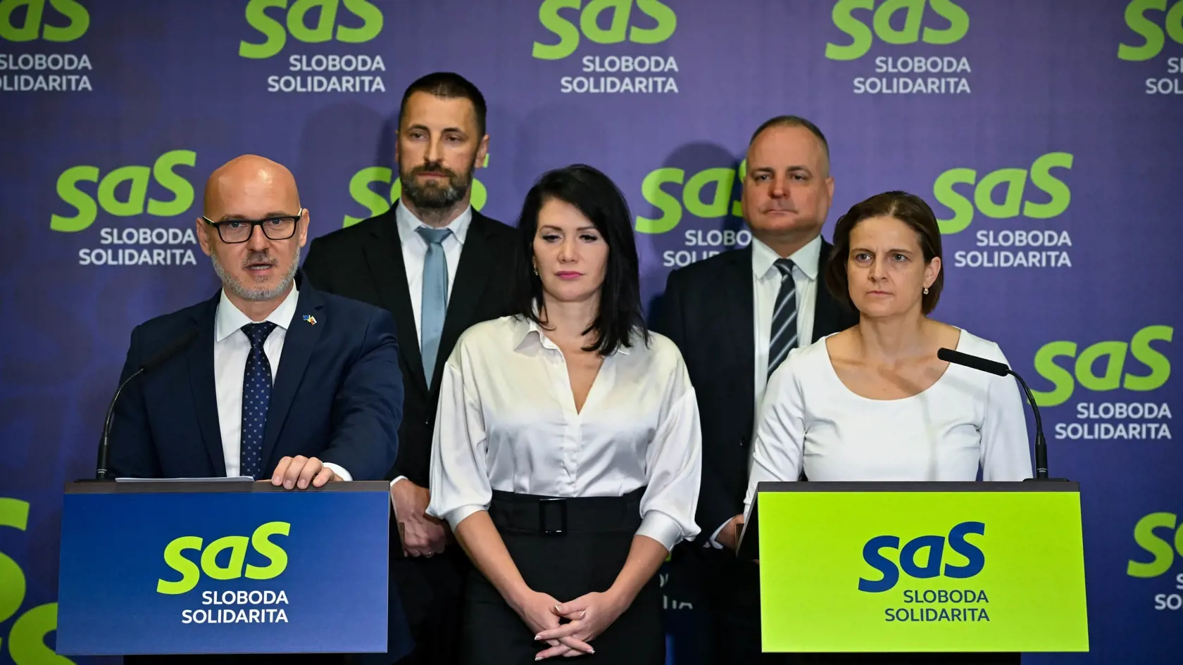 Zľava predseda strany Sloboda a Solidarita (SaS) Branislav Gröhling, podpredseda strany SaS Marián Viskupič, podpredsedkyňa strany SaS Jana Bittó Cigániková, podpredseda strany SaS Juraj Droba, podpredsedkyňa strany SaS Mária Kolíková.