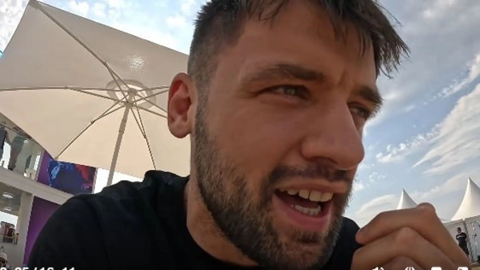 Sulík na festivale sedel obďaleč a psychicky Simonu deptal.