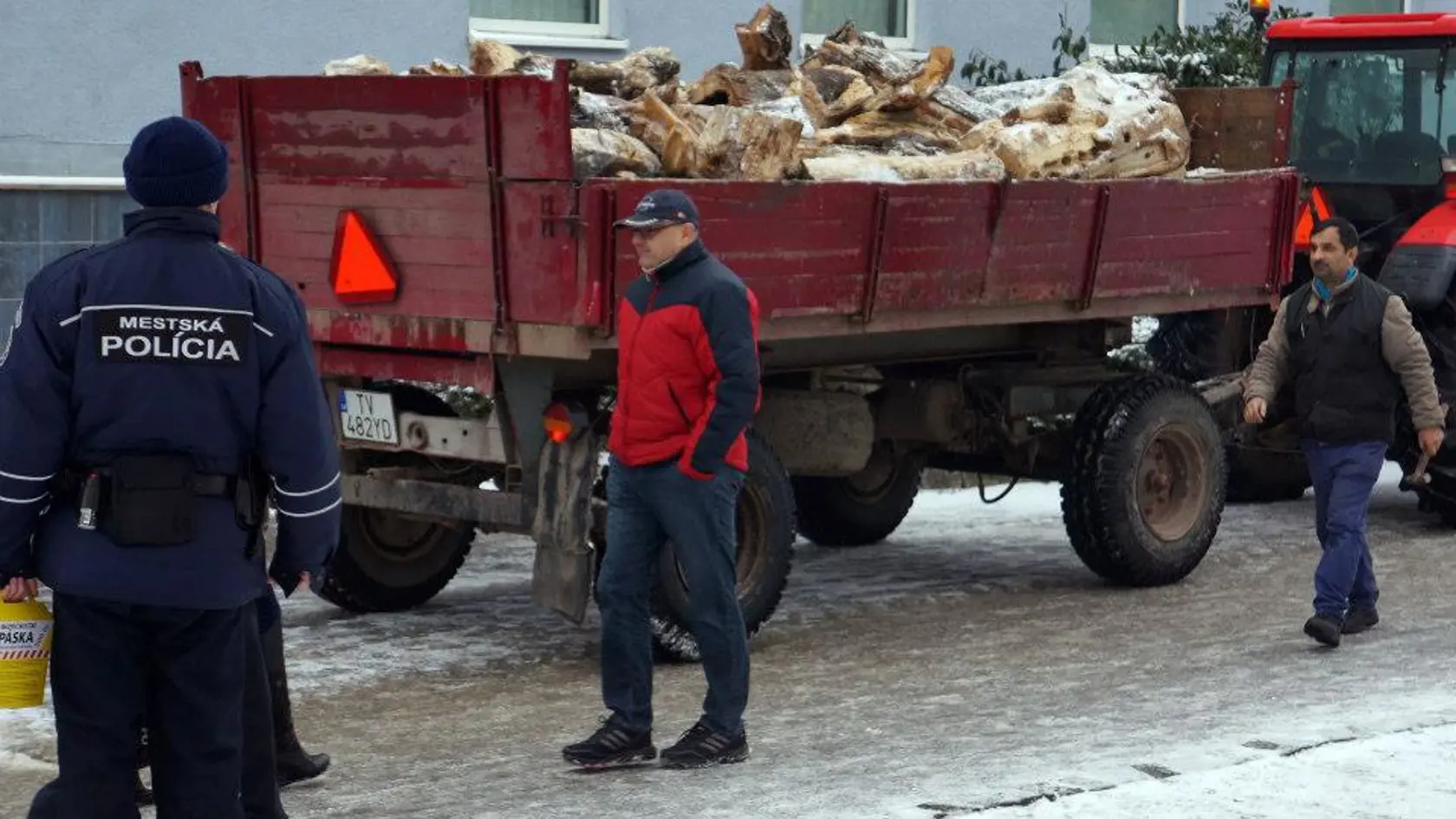 V Trebišove je známy prípad z roku 2013, kedy vlečka s drevom skončila na chodníku pred Obvodným úradom životného prostredia v Trebišove. Domáci tvrdili, že sa tak stalo na pokyn vtedajšieho primátora Mariána Kolesára. Na celú akciu "dozeral" práve Selecký. Išlo o spor radnice a enviromentalistov kvôli vyrúbaným stromom.