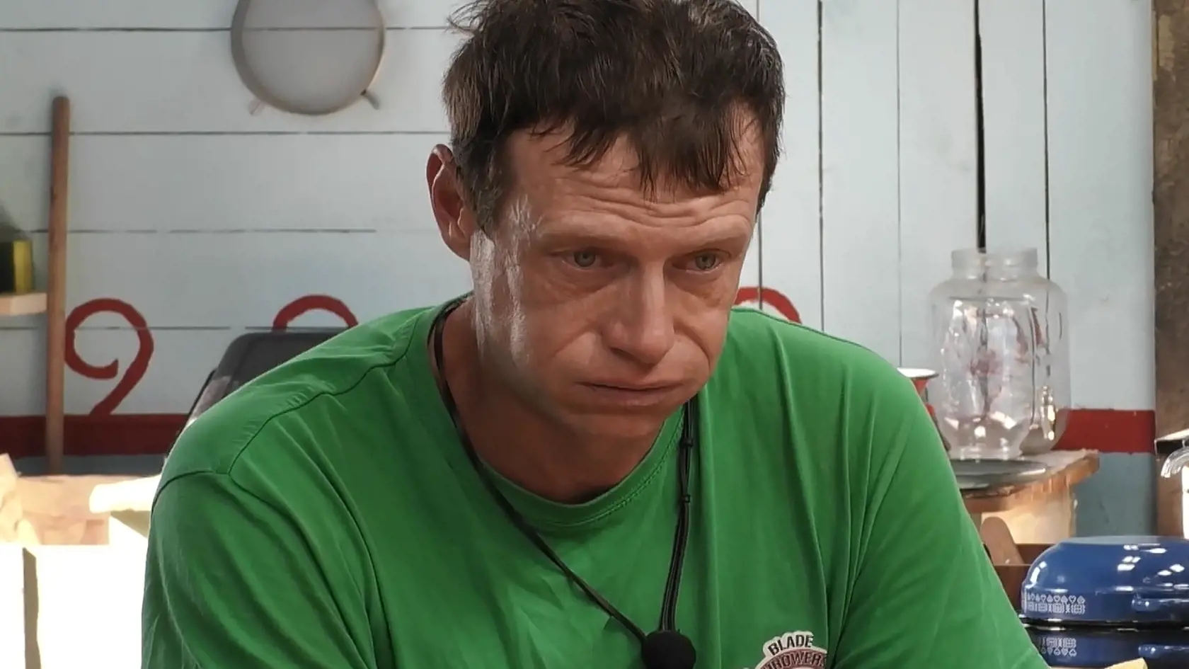 Adam priznal, že spravil veľkú chybu, ktorú už neodčiní. Napriek tomu, že vystaval takmer celú Farmu, rozhodol sa, že z hry odstupuje.