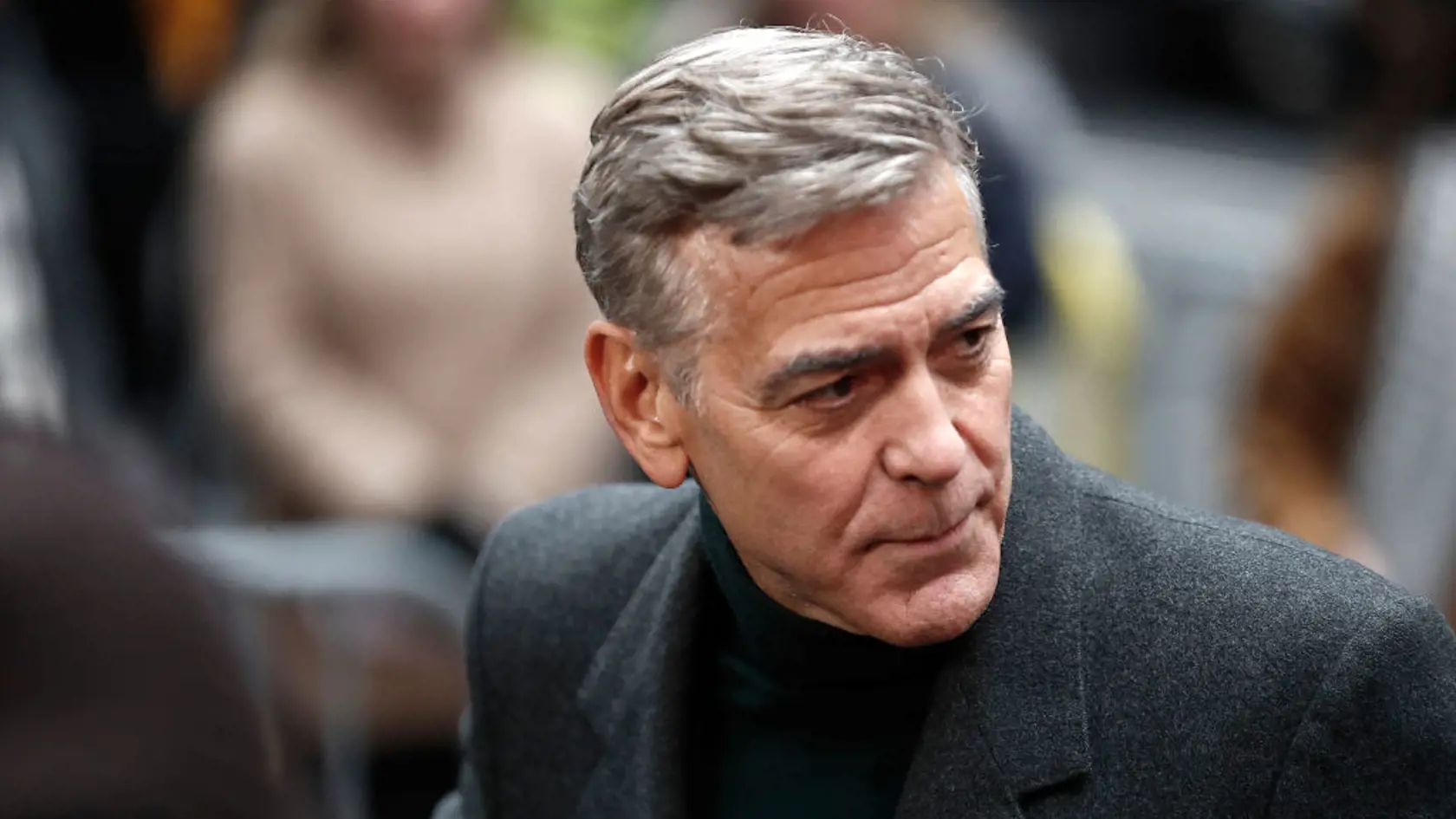 George Clooney krátko predtým, než si nechal zafarbiť vlasy na hnedo.