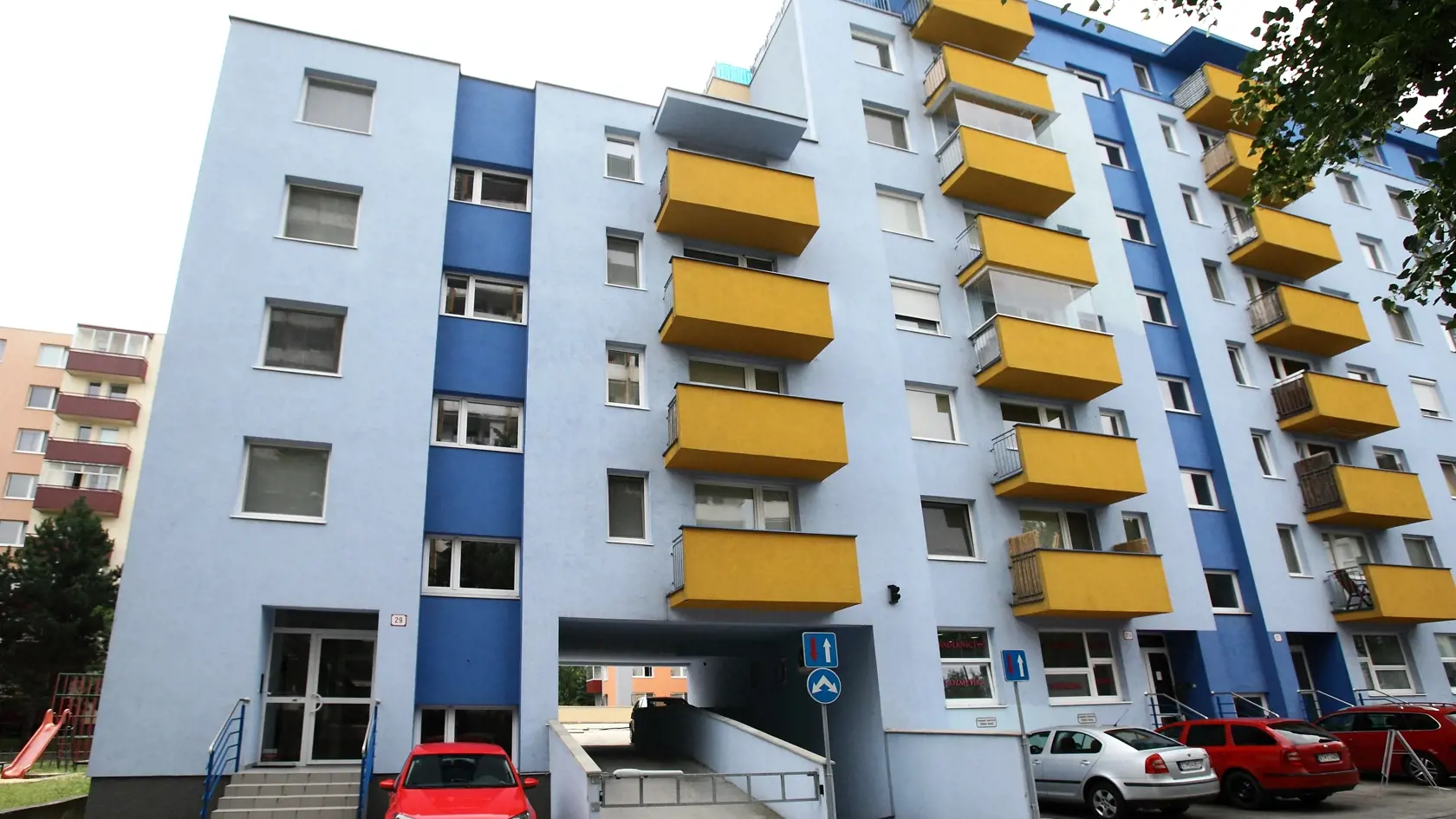 Meter štvorcový rezidenčného bývania sa na Slovensku predáva za vyše 2500 eur.