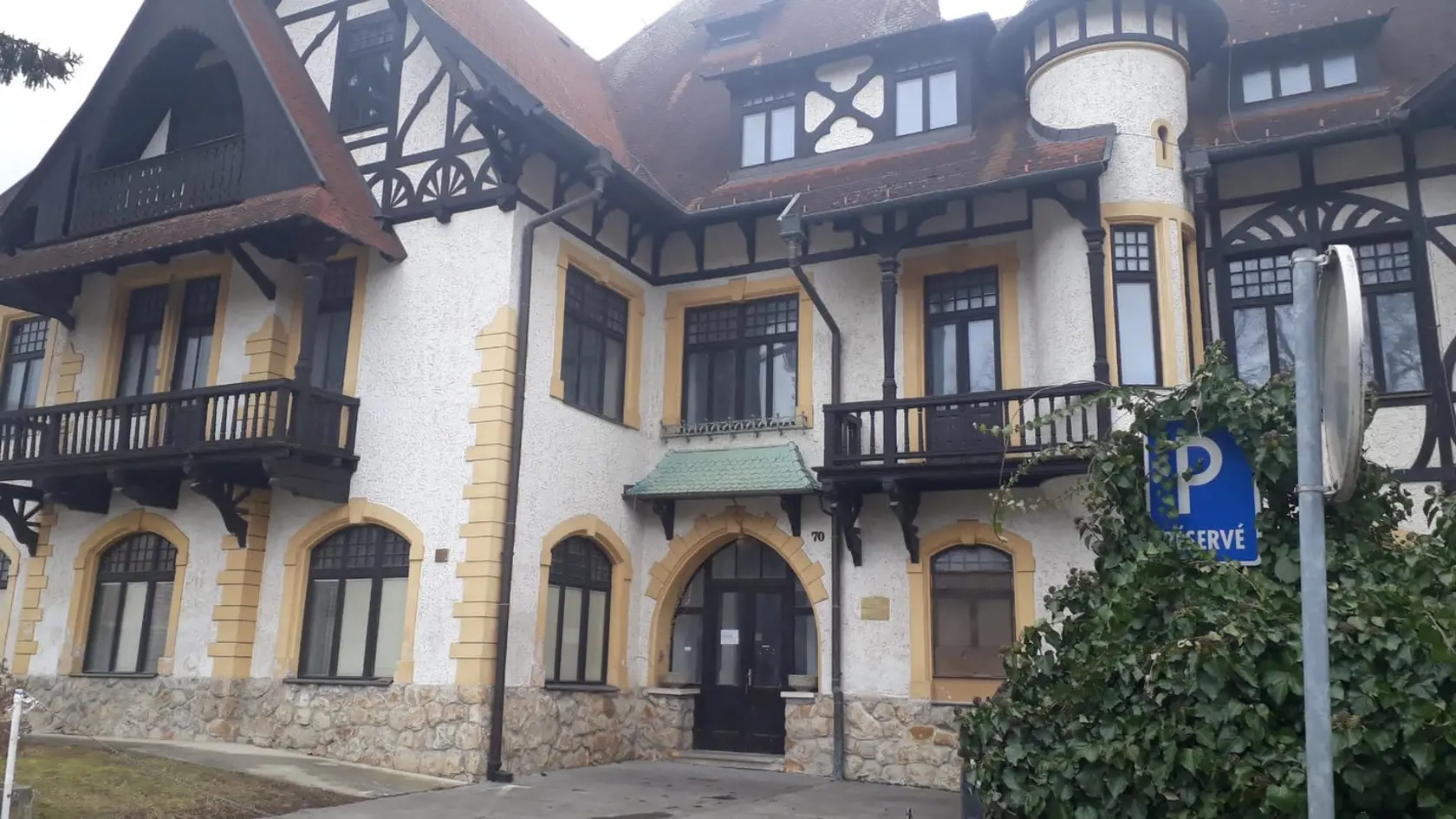 Vilu Löger postavili v štýle rakúsko-uhorskej kúpeľnej secesie na základoch povodňami zničeného domu známeho fotografa Gusztáva Lögera.