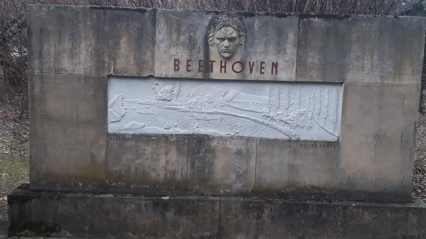 Beethovenov pamätník sa drží z posledných síl. Z