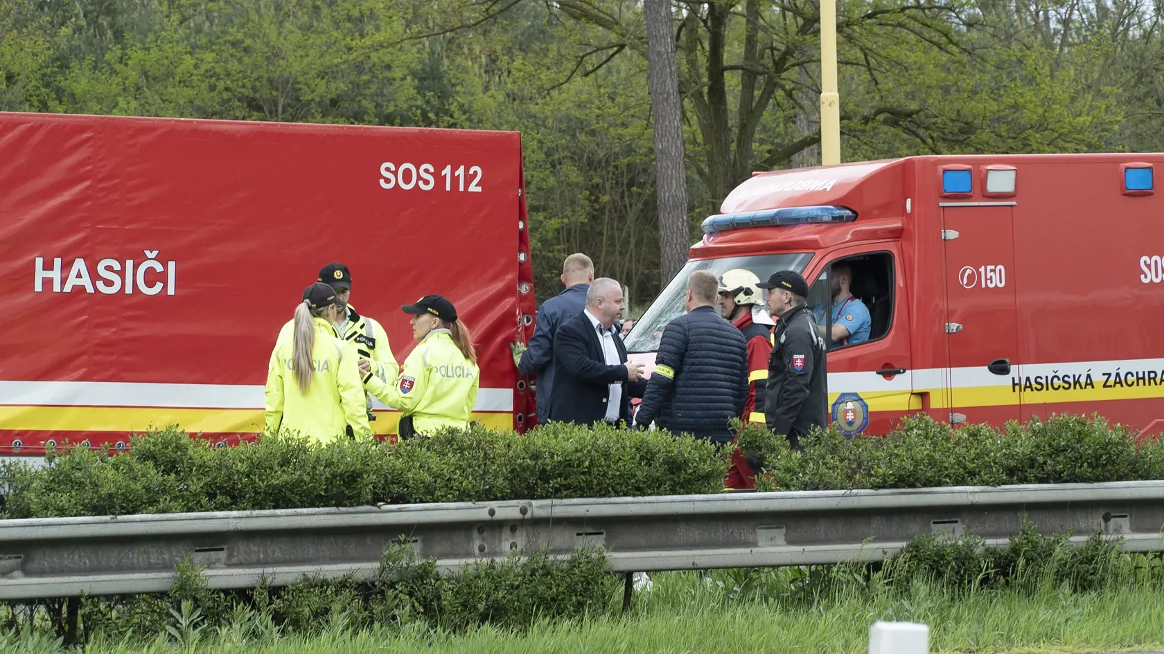 Dopravná nehoda, ktorá sa v pondelok predpoludním stala na diaľnici D2 v smere do Kútov, si vyžiadala jednu obeť, 59 osôb utrpelo zranenia rôzneho rozsahu.