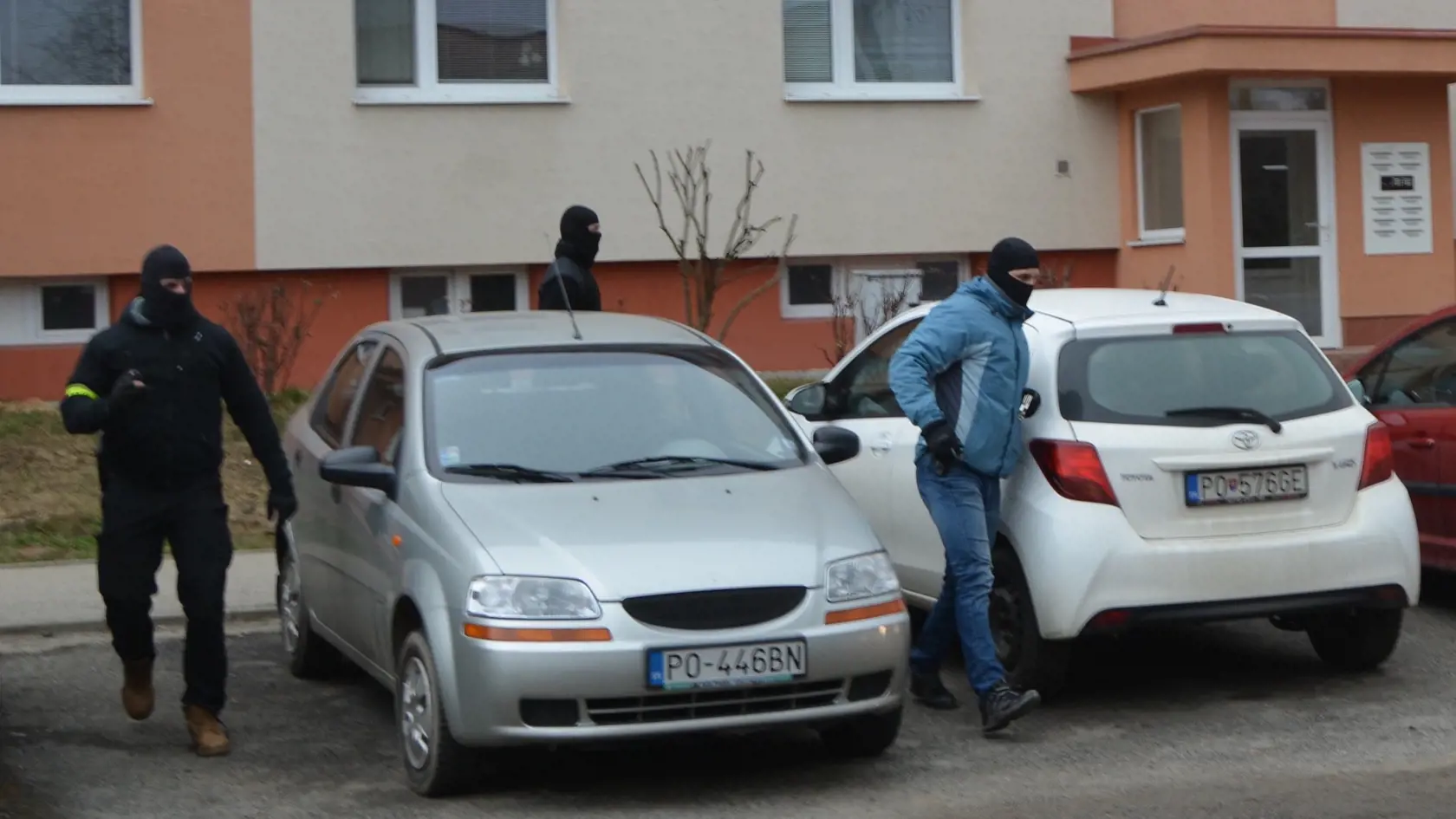 Kriminalisti zasahovali na viacerých miestach, okrem Štefánikovej ulice v Prešove aj v Lipianoch, Čelovciach a Finticiach. 