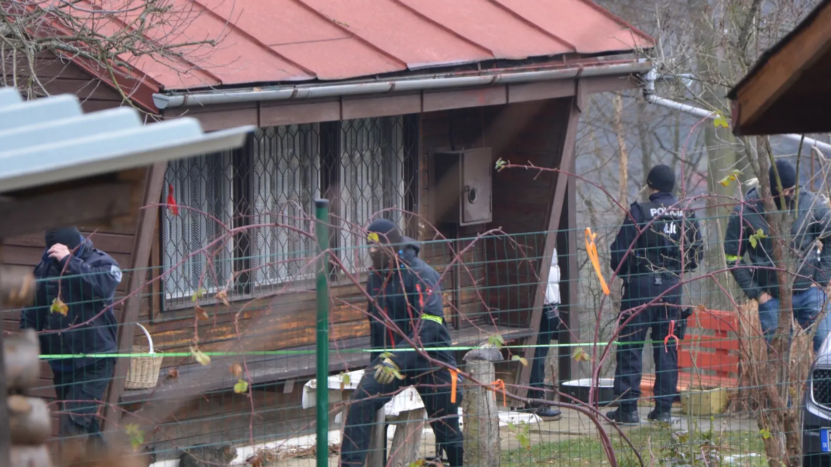 Na chatke vo Vydumanci hľadali policajti zbrane. 