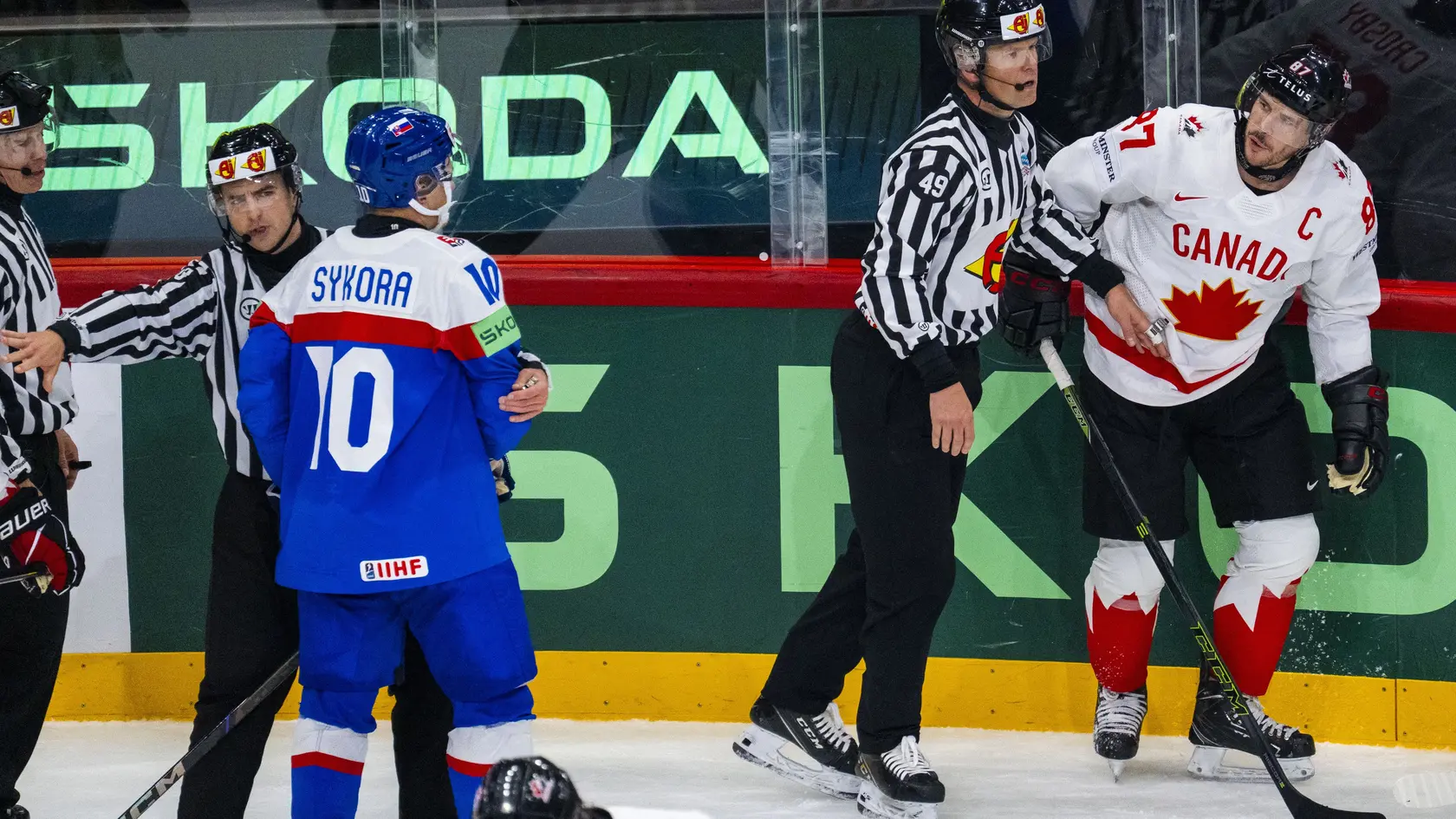 Na snímke uprostred Adam Sýkora (Slovensko) a Sidney Crosby (Kanada).