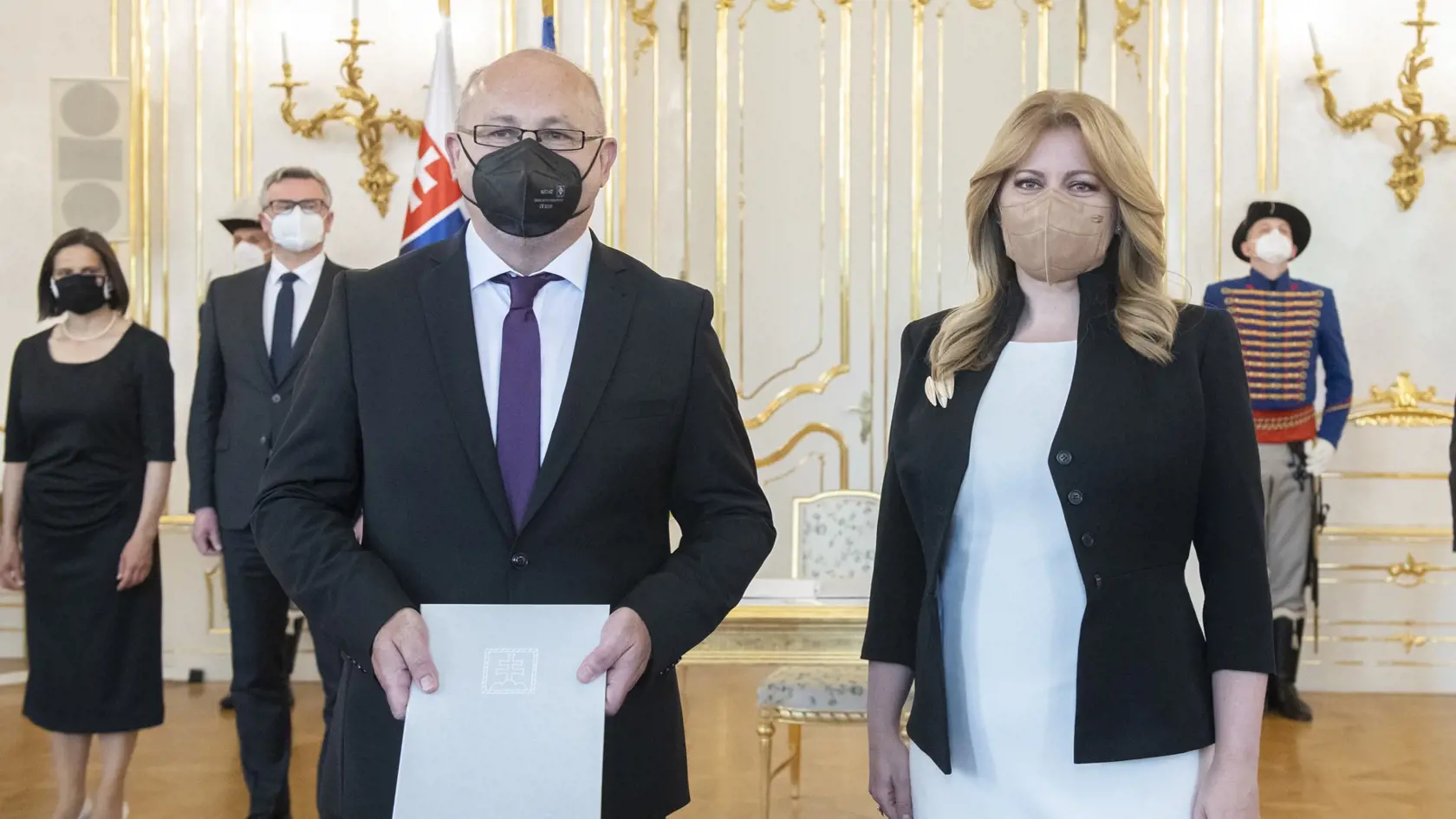 Na snímke prezidentka SR Zuzana Čaputová (vpravo) vymenovala predsedu Najvyššieho správneho súdu SR Pavla Naďa (uprostred), vľavo ministerka spravodlivosti SR Mária Kolíková (Za ľudí) 18. mája 2021 v Bratislave. FOTO TASR - Martin Baumann