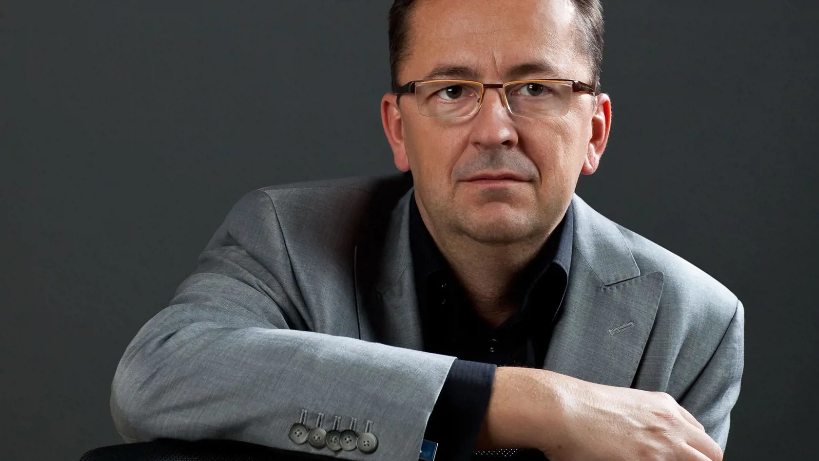 Jana Masárová, Glváčova sestra, si mesačne prilepší o 4 300 eur.