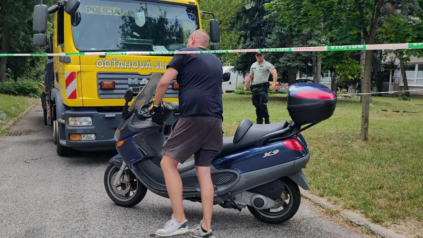 Podľa našich informácií má ísť údajne o študenta školy. Ku škole sa mal dostaviť na skútri, ktorý potom zaparkoval neďaleko budovy.