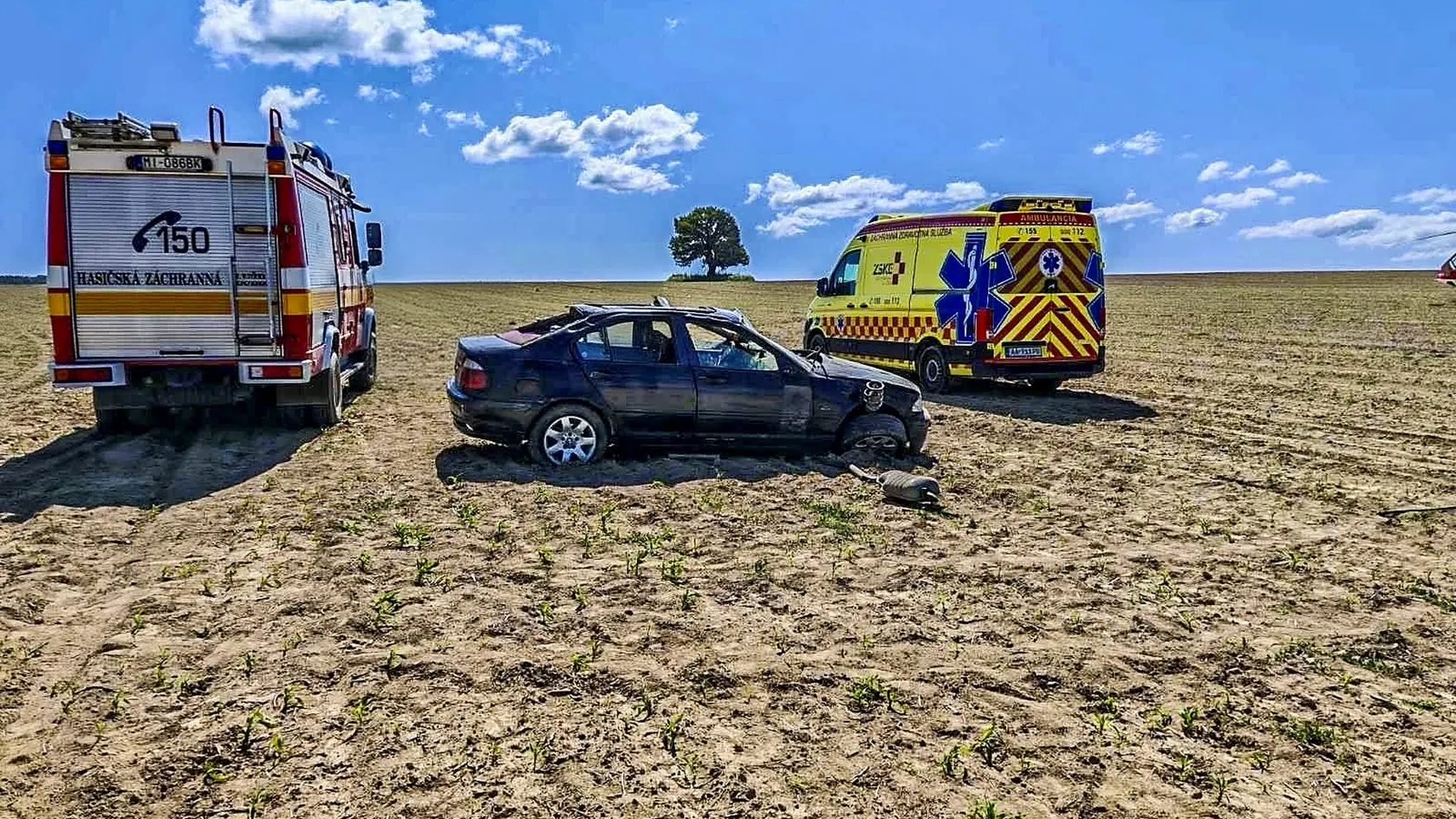 Auto sa niekoľkokrát prevrátilo cez strechu.