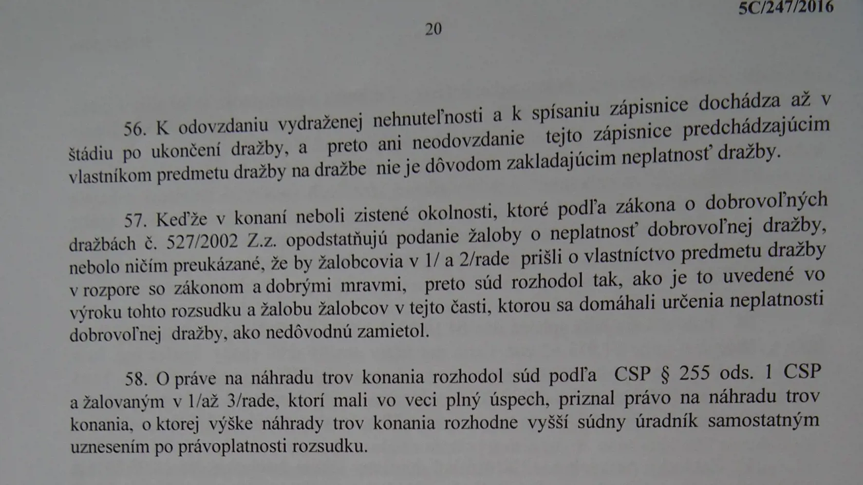 V rozsudku okresného súdu sa v bode 57. píše, že námietky voči dobrovoľnej dražbe ako aj domáhanie sa určenia jej neplatnosti sú neopodstatnené a nedôvodné, a je teda platná. 