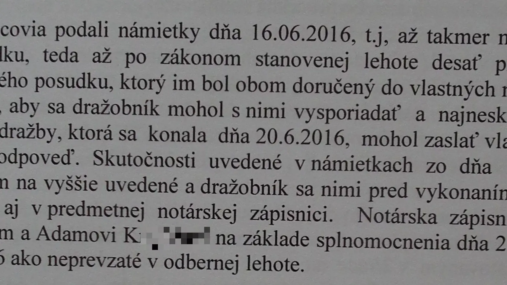 Okresný súd v bode 46. tiež konštatoval, že žalobcovia podali námietky voči dražbe až po zákonom stanovenej lehote. Navyše, skutočnosti uvedené v námietkach neboli pravdivé.