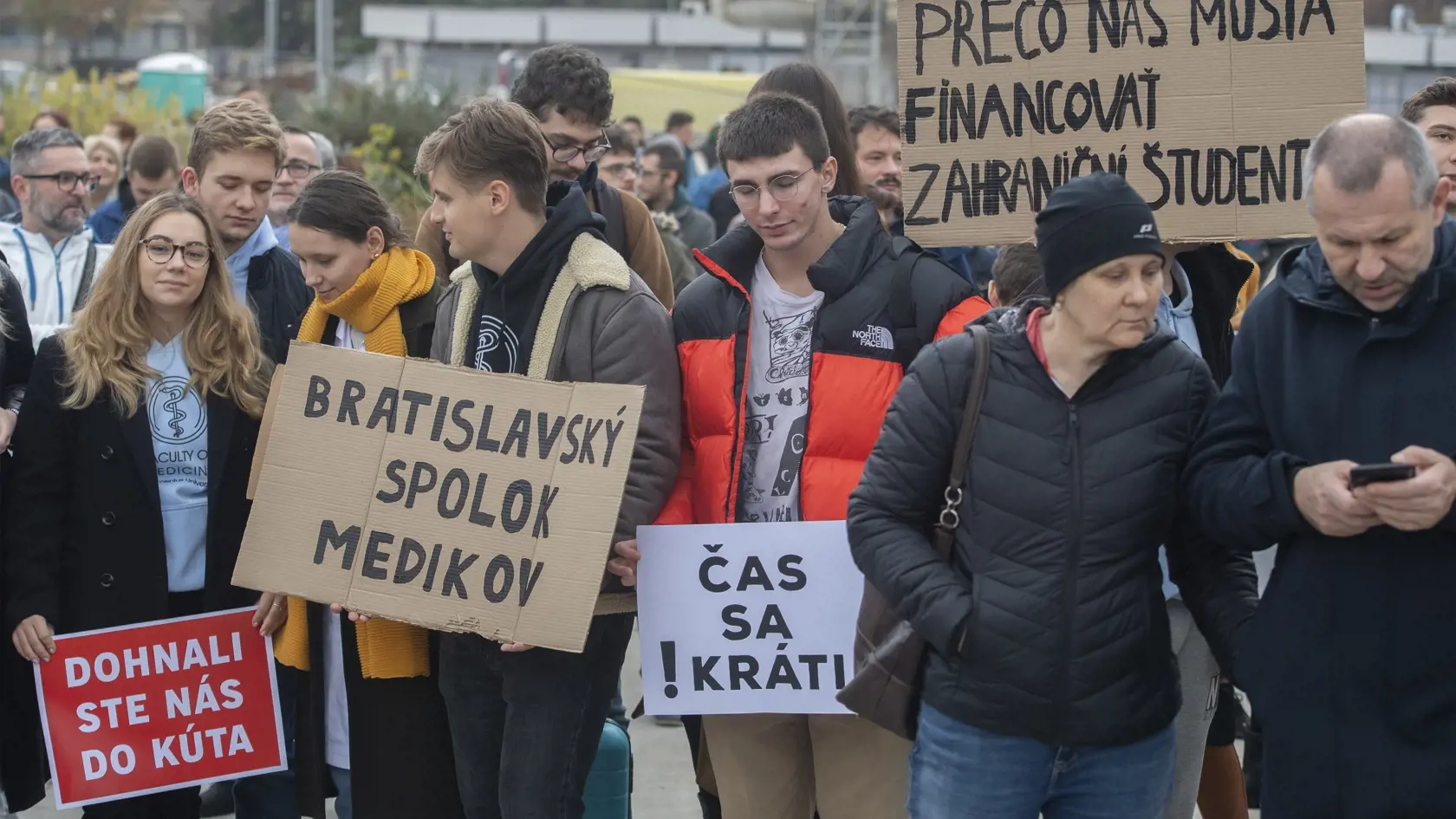 Snímka z protestného zhromaždenia Lekárskeho odborového združenia (LOZ) - Zachráňme zdravotníctvo na Námestí Slobody v Bratislave 17. novembra 2022. FOTO TASR - Martin Baumann