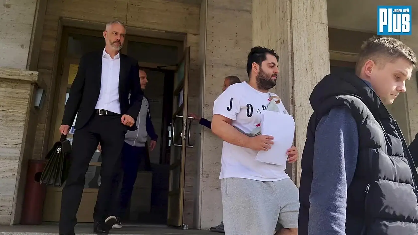 Obvinený René H. v piatok predstúpil aj pred Mestský súd Bratislava I. Ten rozhodol, že väzobne stíhaný nebude. Zo súdu odišiel v sprievode policajtov v civile a spolu so svojím advokátom nasadol do civilného policajného auta. K prípadu sa vyjadril nechcel.