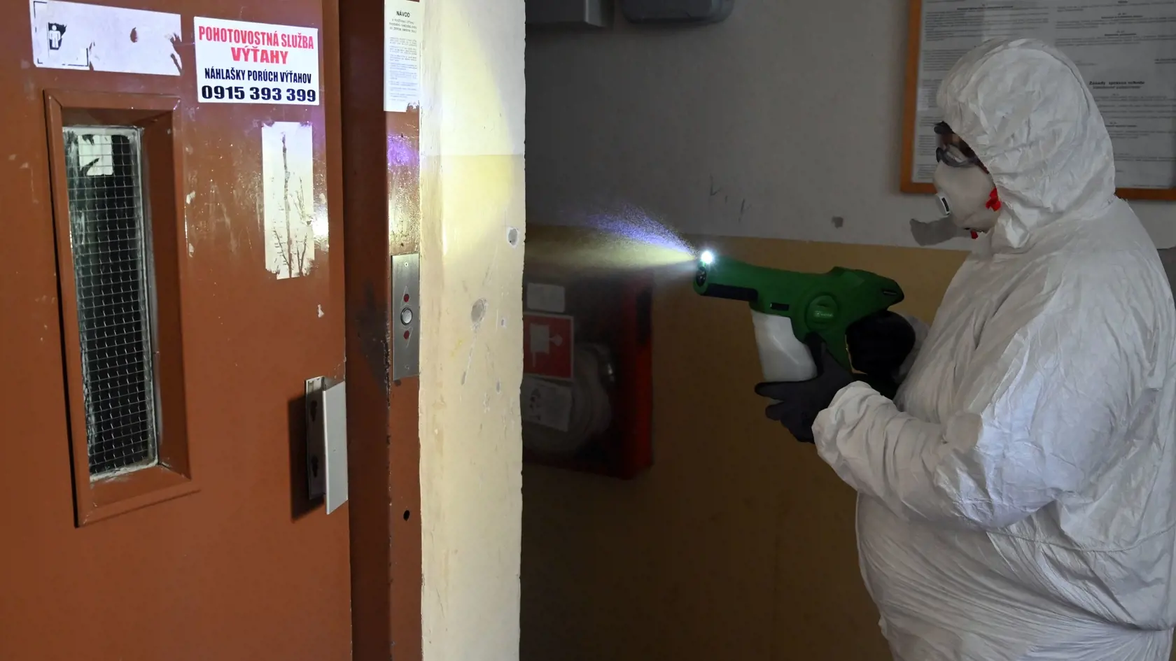 Na snímke aplikácia polymérovej dezinfekcie s dlhodobým účinkom elektrostatickým aplikátorom v priestoroch bytového domu v Trebišove 16. apríla 2020. FOTO TASR - Roman Hanc