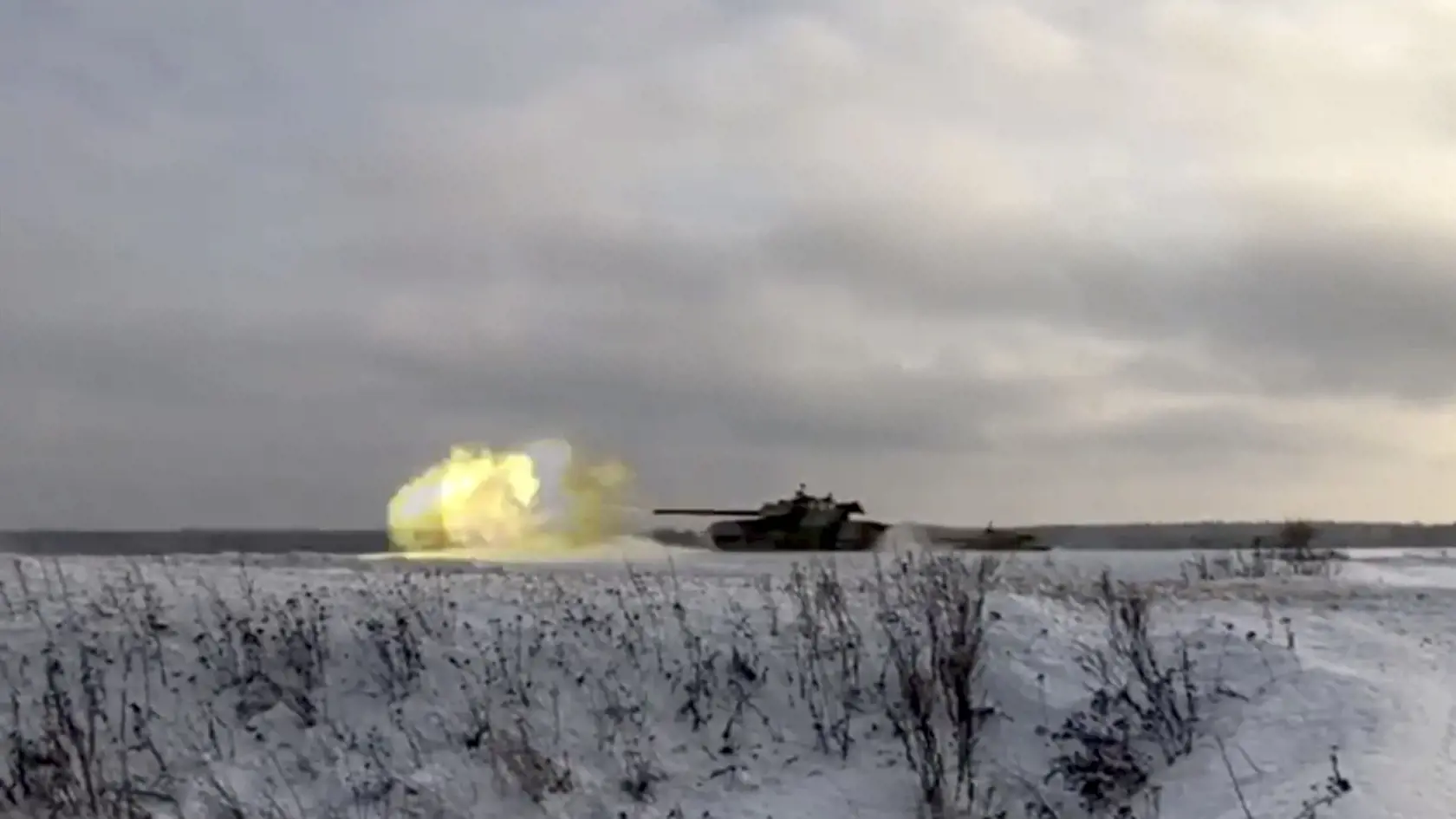 Na snímke z videa zverejneným ruským ministerstvom obrany ruský tank T-72B3 páli počas vojenského cvičenia na vojenskej tréningovej základni Golovenki pri Moskve 2. februára 2022.