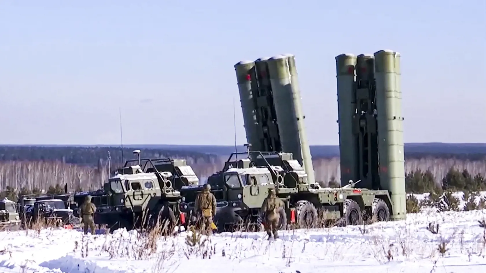 Na snímke ruské raketové systémy zem-vzduch S-400 Triumf počas vojenského cvičenia v Sverdlovskej oblasti na Urale v Rusku 27. januára 2022.