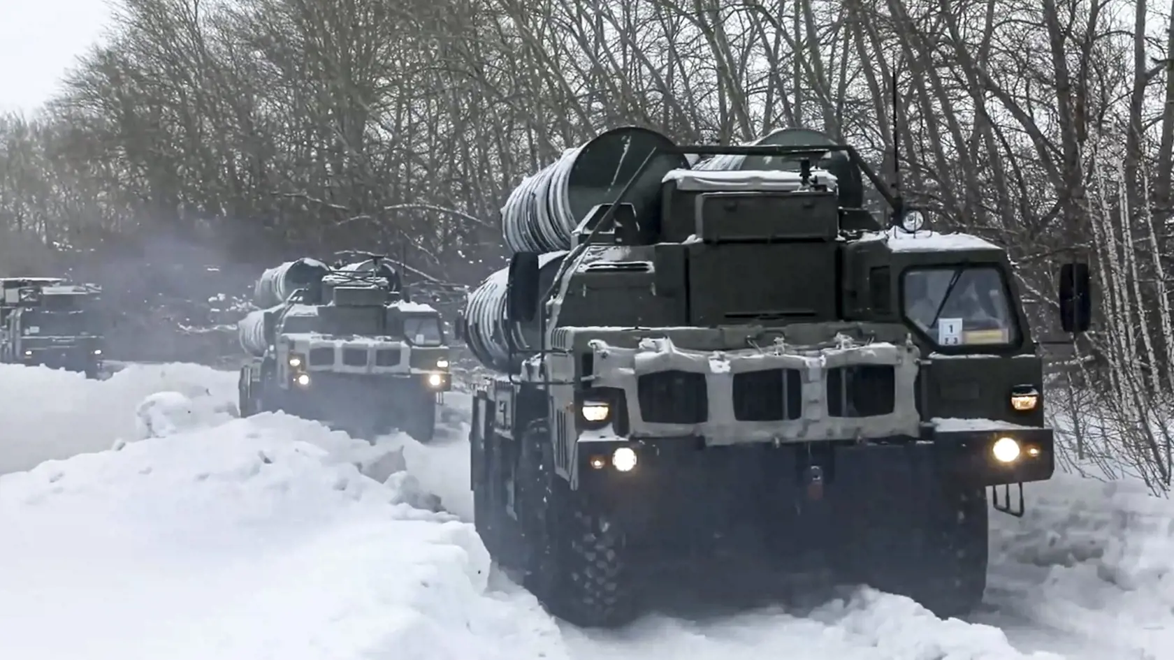 Na snímke z videa zverejneným ruským ministerstvom obrany ruské protiraketové obranné systémy S-400 sa presúvajú počas vojenského cvičenia na Sibíri 3. februára 2022.