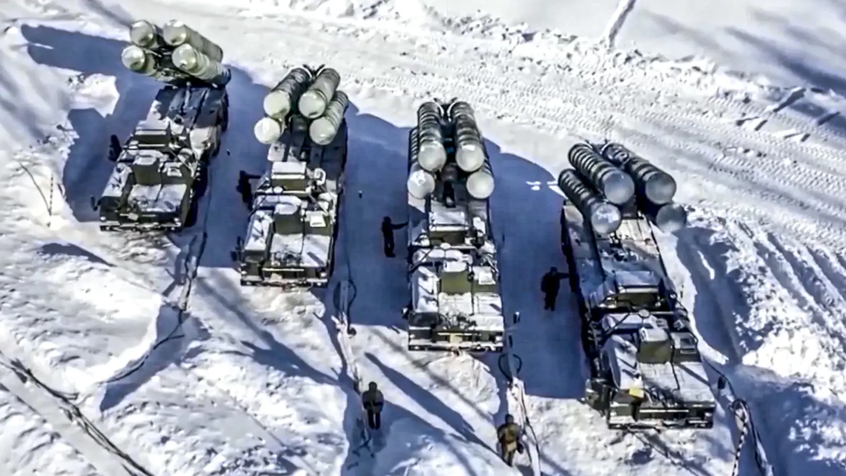 Na snímke ruské raketové systémy zem-vzduch S-400 Triumf počas vojenského cvičenia v Sverdlovskej oblasti na Urale v Rusku 27. januára 2022.