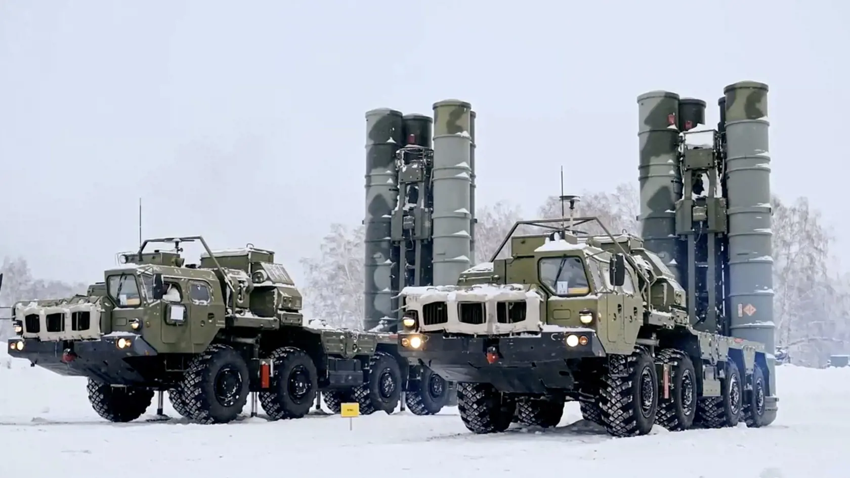 Na snímke z videa zverejneným ruským ministerstvom obrany ruské protiraketové obranné systémy S-400 v pozícii počas vojenského cvičenia na Sibíri 3. februára 2022.