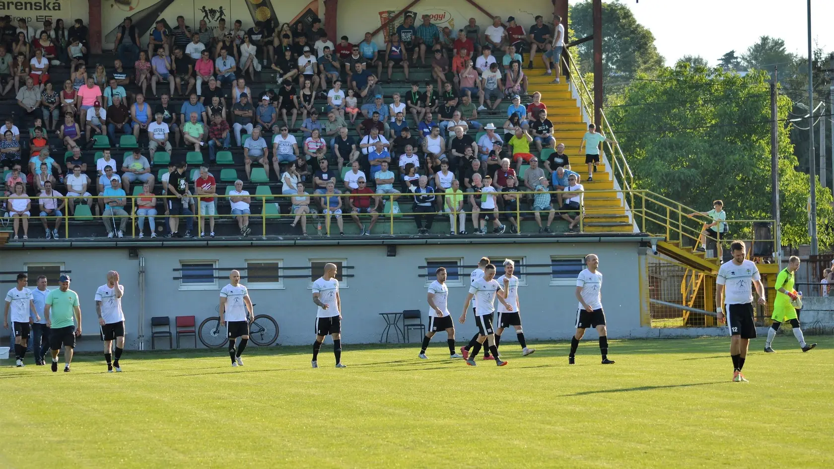 Futbalisti Baníka Veľký Krtíš zišli na protest sporným verdiktom rozhodcu z trávnika. (ilustračné foto)