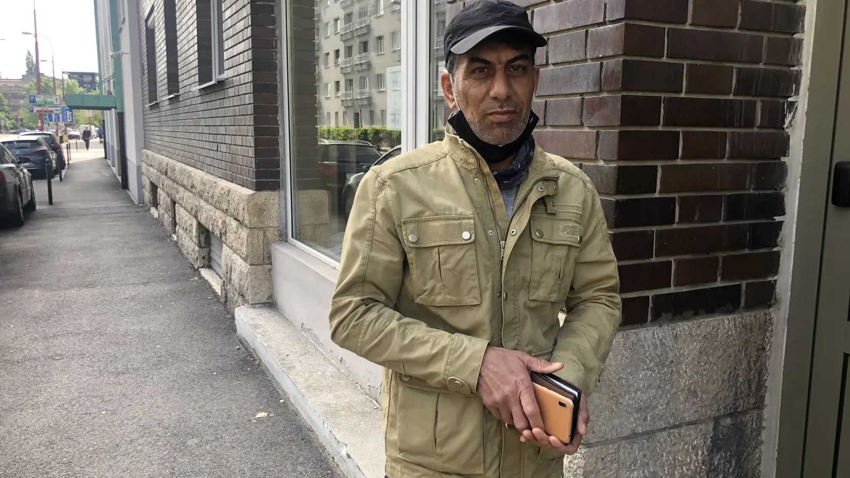 Abdulhasan (49) z Iránu, ktorý v bytovke býva, pomáhal pri záchrane rodiny.