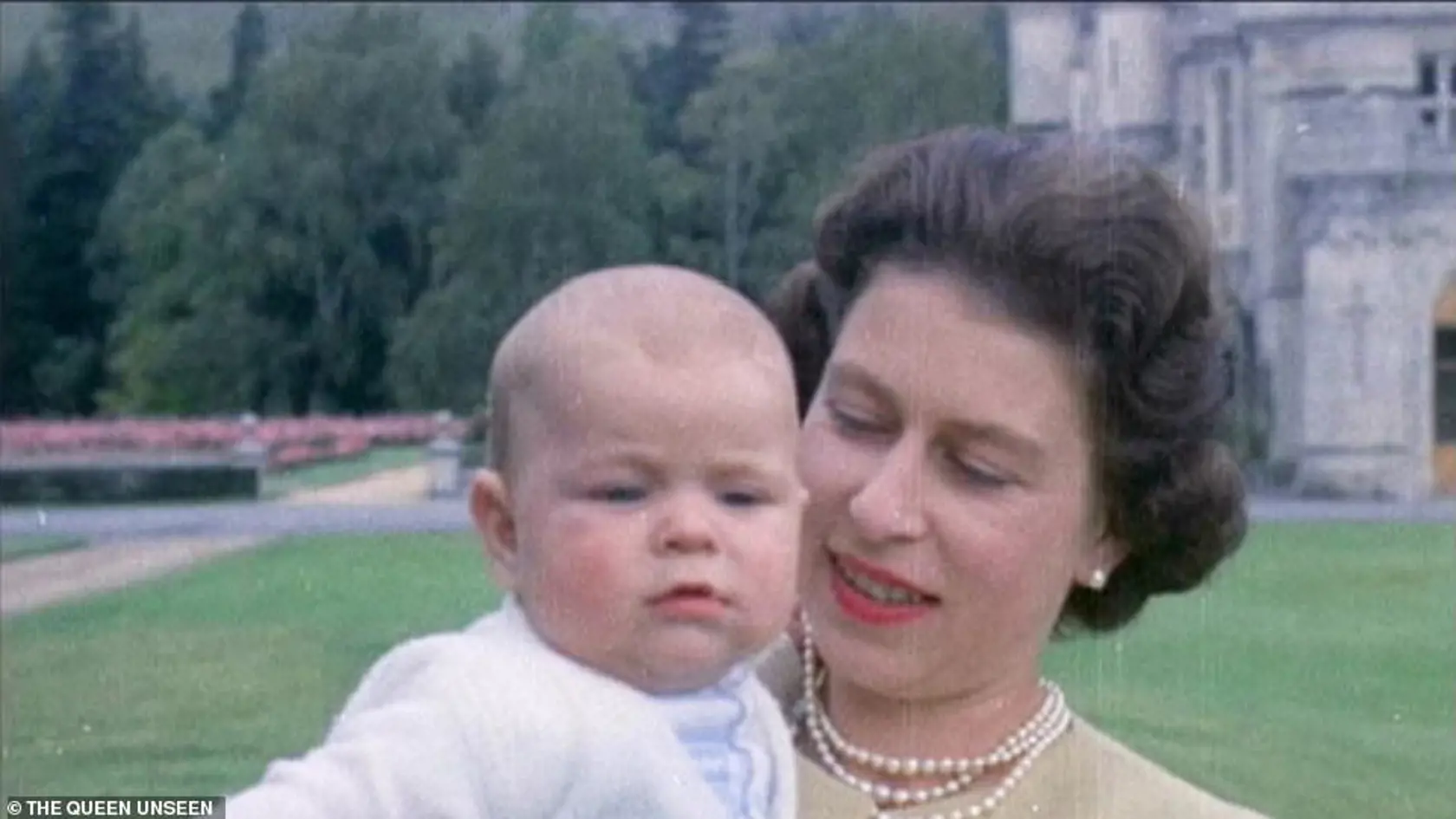 Mladá kráľovná natáčala s filmovou kamerou pri vonkajšom bazéne na Štedrý deň roku 1953. Oddýchla si od vyčerpávajúceho sedemmesačného turné Commonwealthu a s Filipom ostali u novozélandského generálneho guvernéra sira Willougby Norrieho