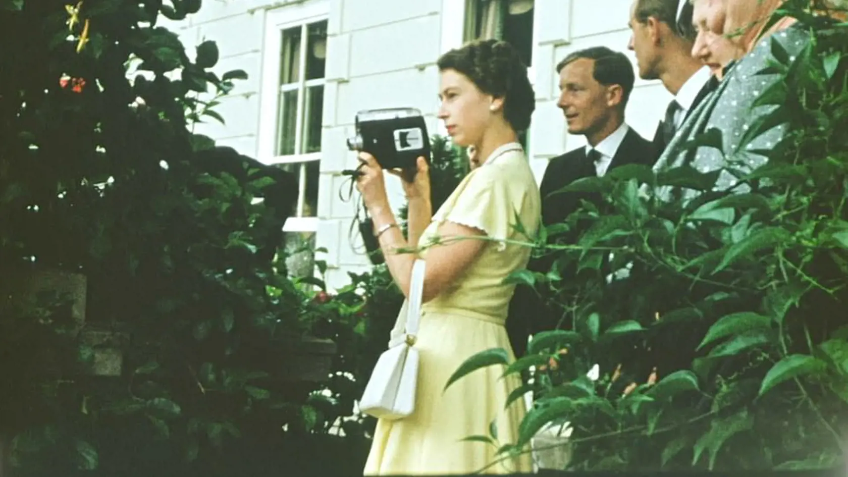 Mladá kráľovná natáčala s filmovou kamerou pri vonkajšom bazéne na Štedrý deň roku 1953. Oddýchla si od vyčerpávajúceho sedemmesačného turné Commonwealthu a s Filipom ostali u novozélandského generálneho guvernéra sira Willougby Norrieho