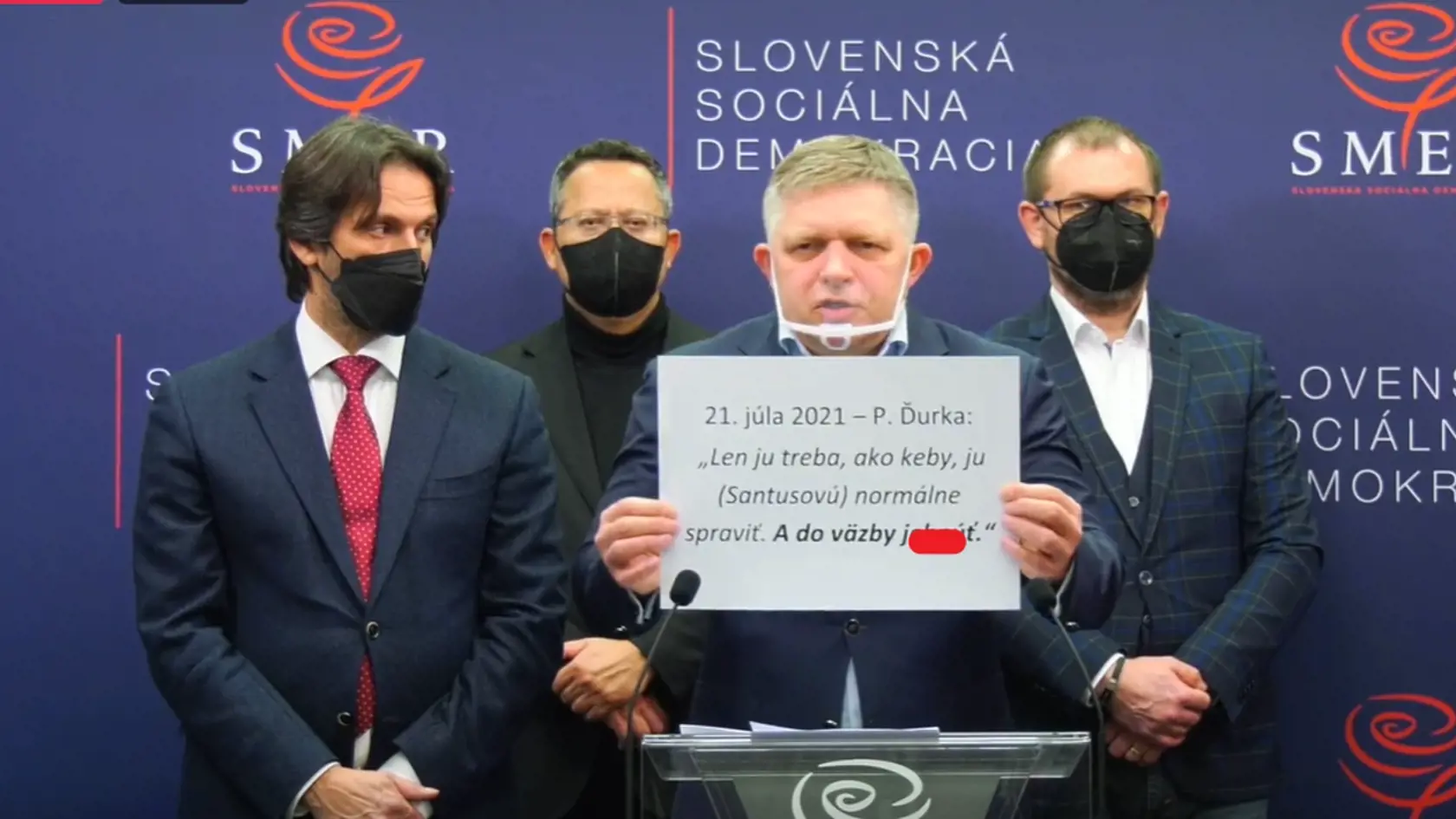 Robert Fico ukazuje prepisy nahrávok.