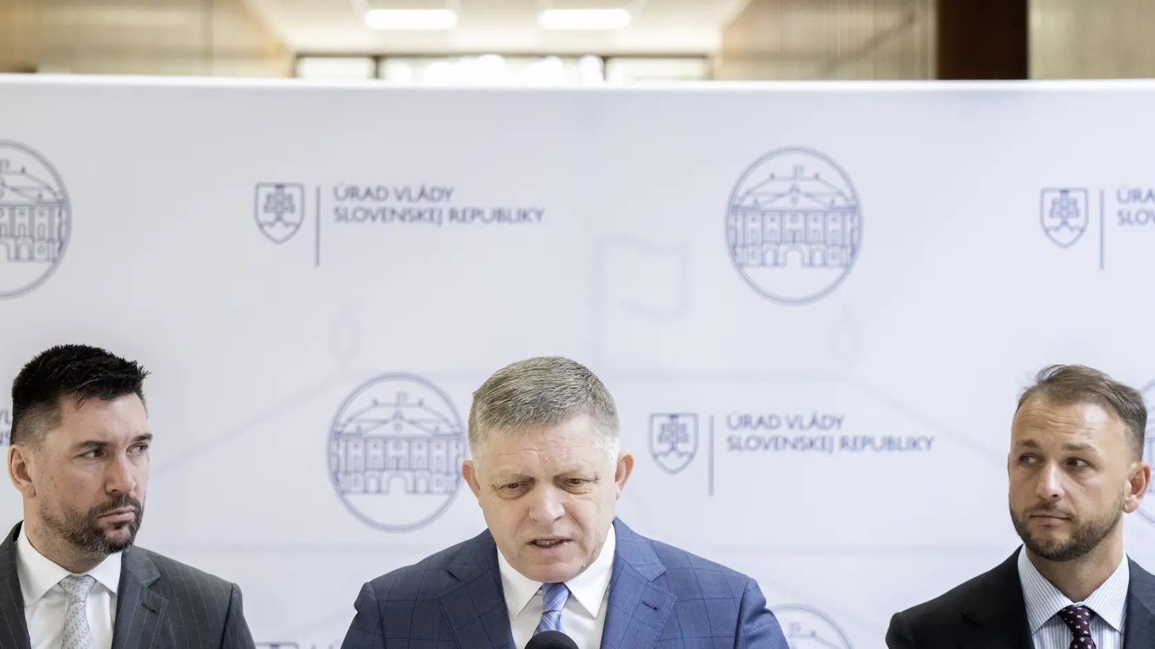 Na snímke zľava minister pôdohospodárstva a rozvoja vidieka SR Richard Takáč, predseda vlády SR Robert Fico (obaja Smer-SD) a minister vnútra SR Matúš Šutaj-Eštok (Hlas-SD) počas tlačovej konferencie po mimoriadnej 84. schôdzi vlády SR 31. marca 2025 v Bratislave.