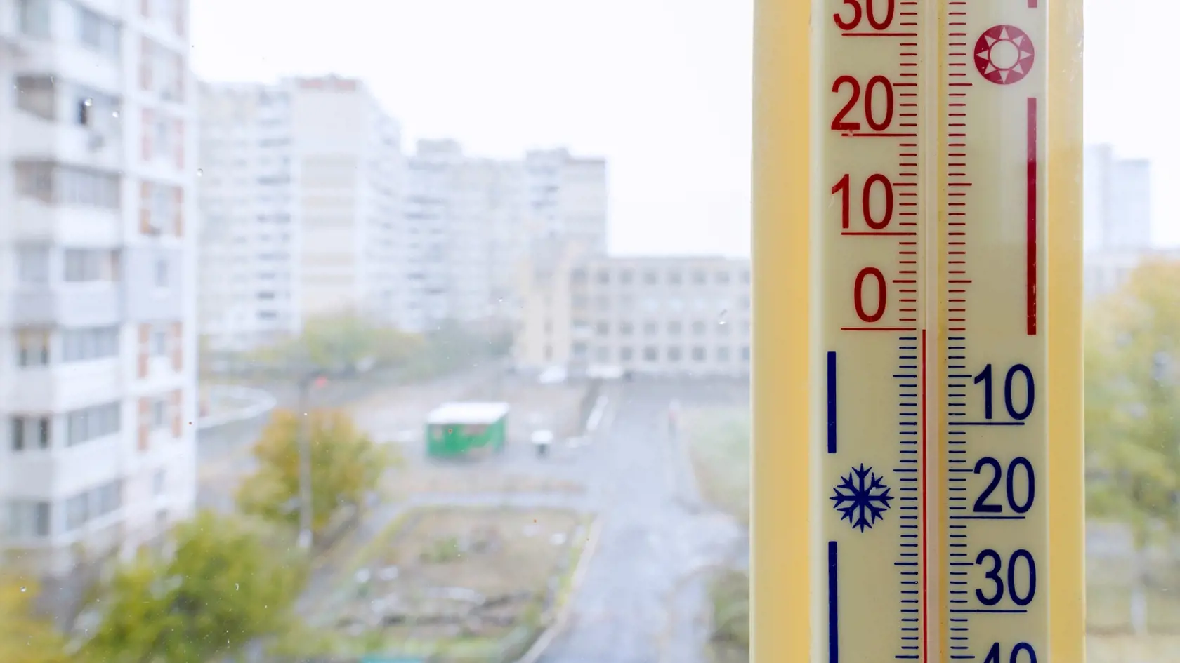 Z letných teplôt na začiatku apríla sa netešte, ešte si budeme musieť doma prikúriť.